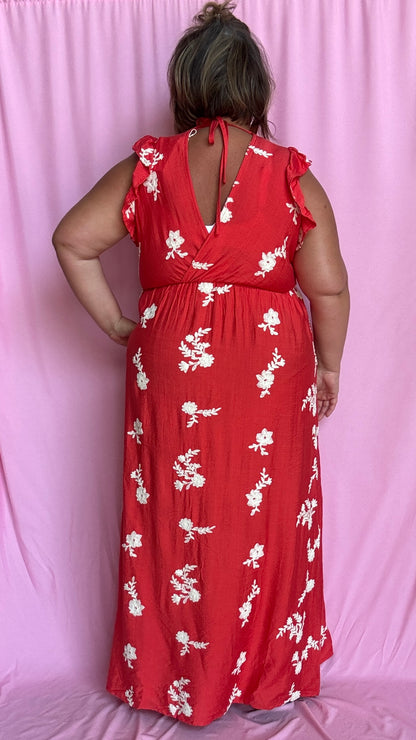 Une robe longue grande taille au charme fou, dans une sublime teinte rouge coquelicot aux reflets corail et broderie fleurs blanches