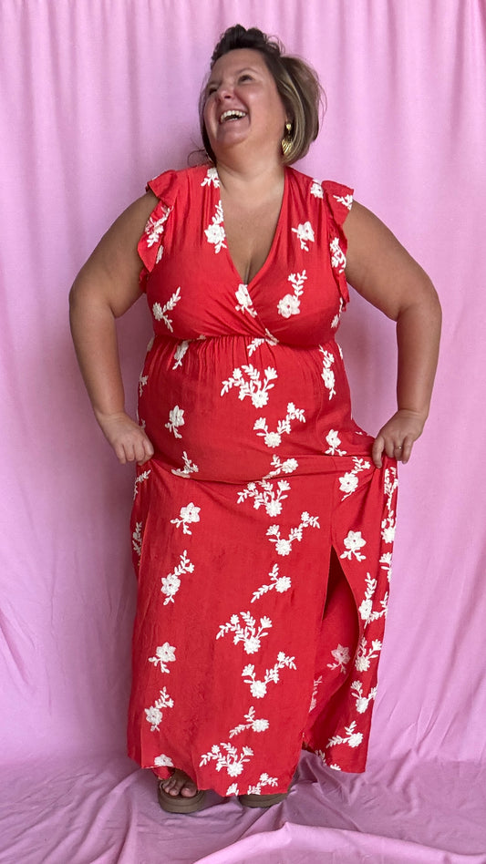 Une robe longue grande taille au charme fou, dans une sublime teinte rouge coquelicot aux reflets corail et broderie fleurs blanches
