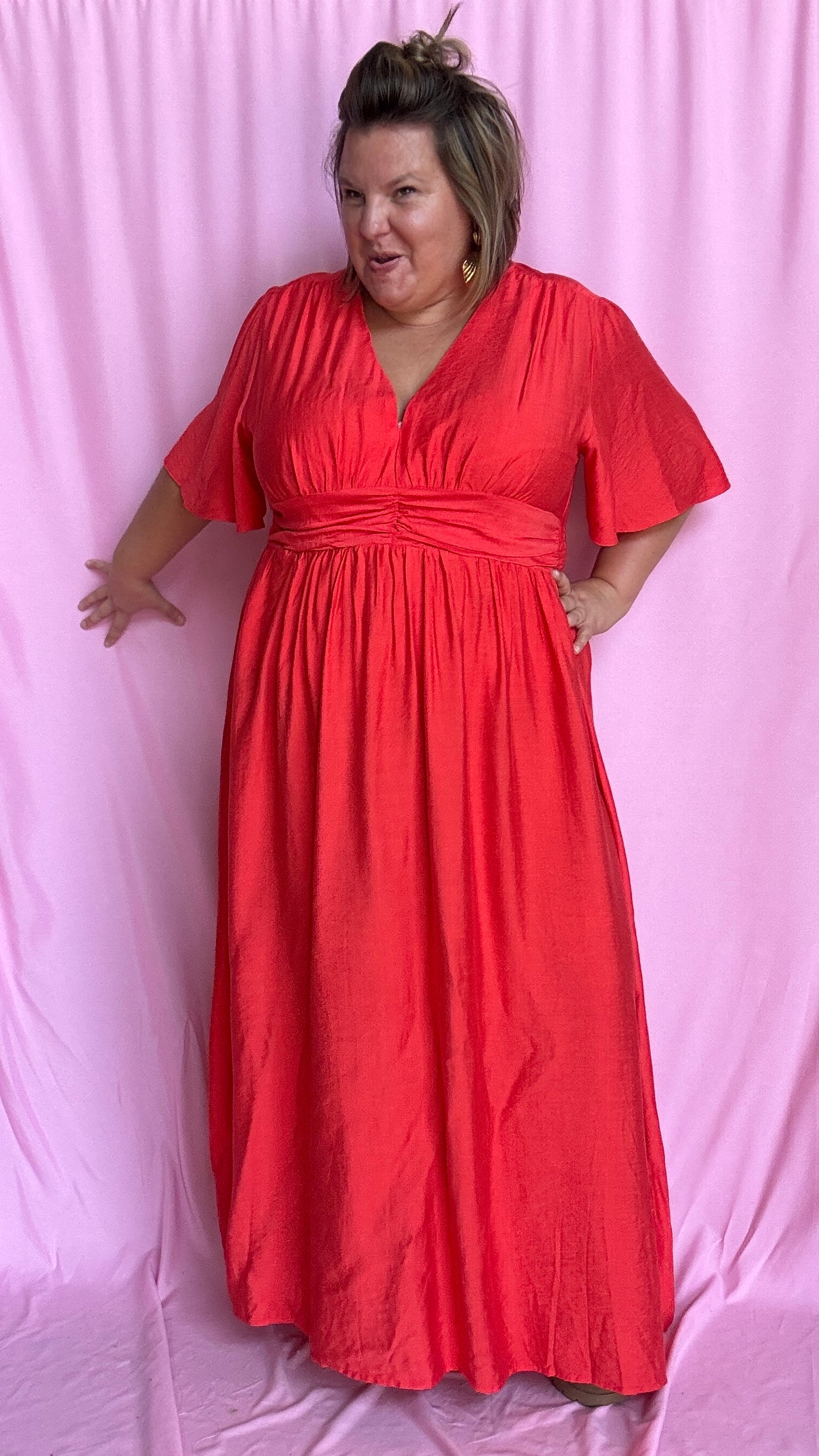 Une robe longue grande taille au charme solaire dans une sublime teinte rouge coquelicot, parfaite pour rayonner en toute simplicité 
