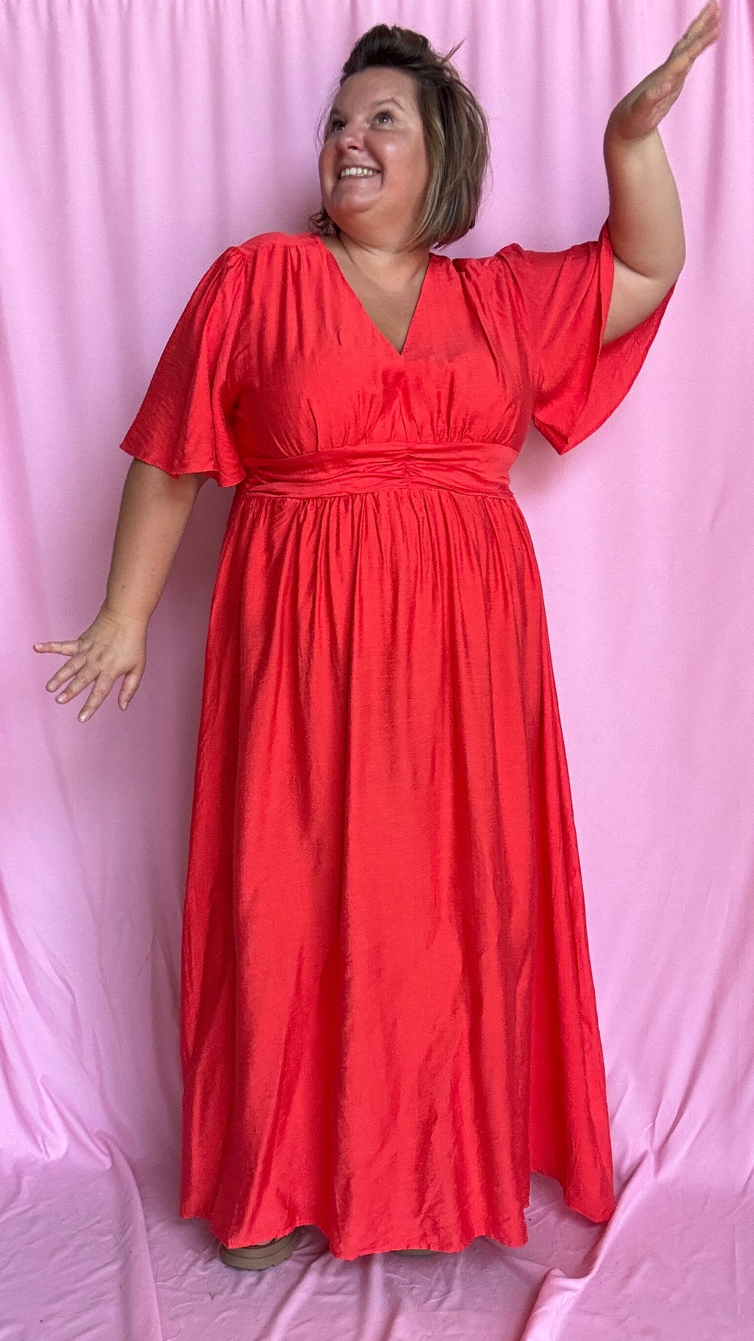 Une robe longue grande taille au charme solaire dans une sublime teinte rouge coquelicot, parfaite pour rayonner en toute simplicité 