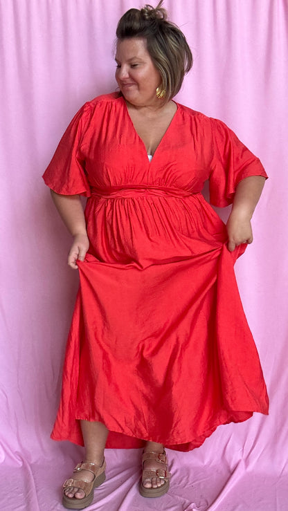 Une robe longue grande taille au charme solaire dans une sublime teinte rouge coquelicot, parfaite pour rayonner en toute simplicité 