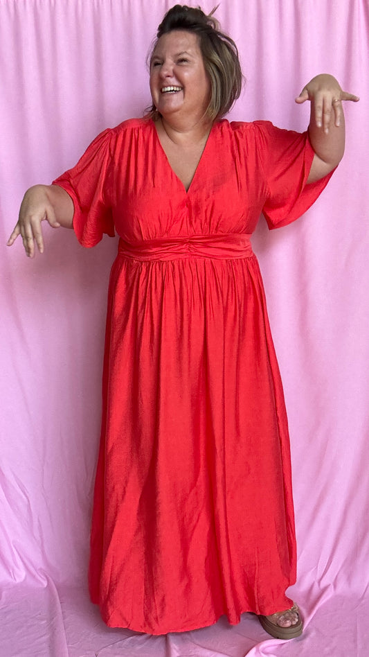 Une robe longue grande taille au charme solaire dans une sublime teinte rouge coquelicot, parfaite pour rayonner en toute simplicité 
