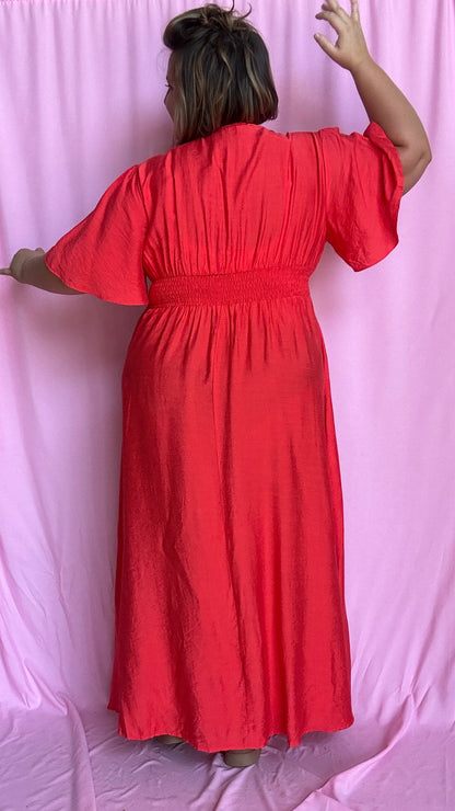 Une robe longue grande taille au charme solaire dans une sublime teinte rouge coquelicot, parfaite pour rayonner en toute simplicité 