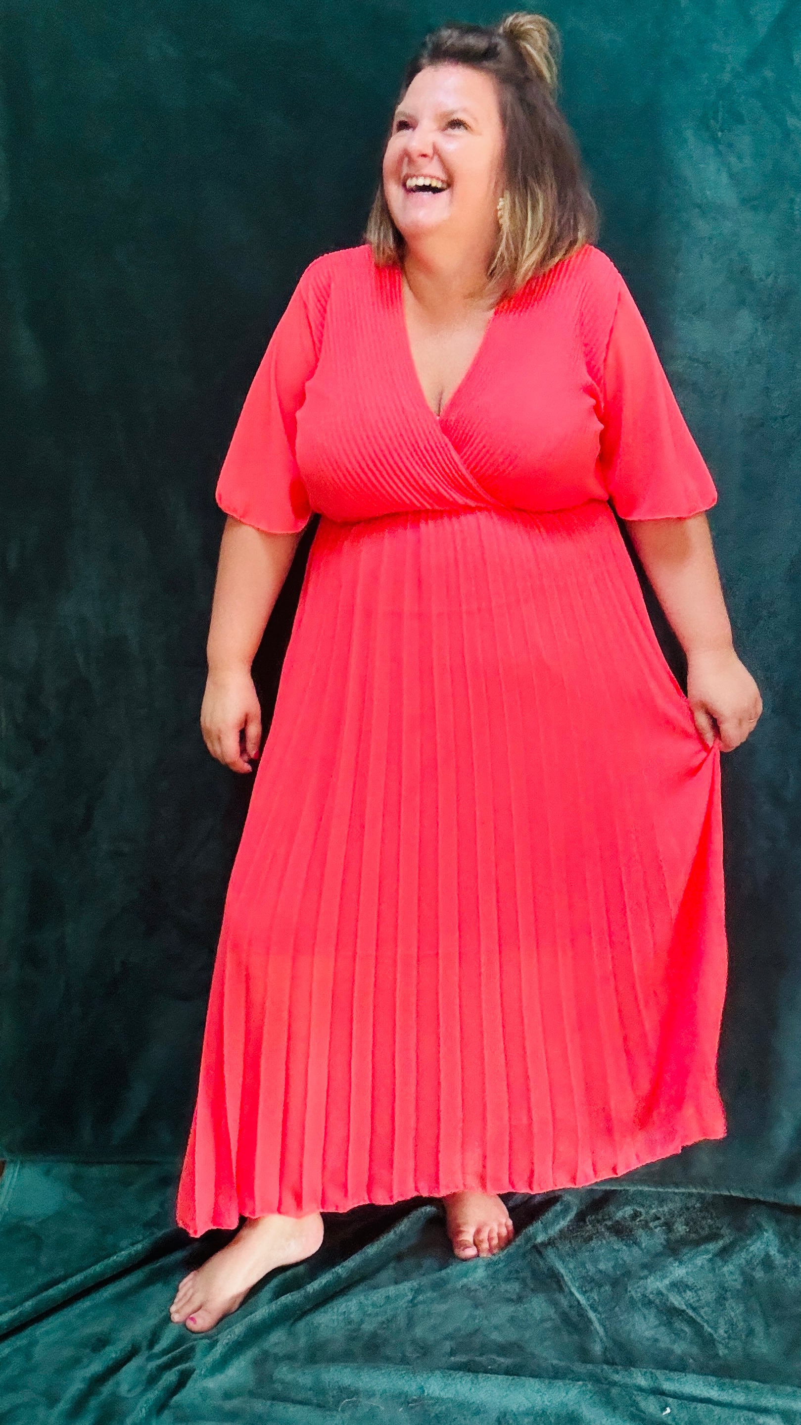 Avec cette robe longue grande taille plissée unie corail foncée , soyez prête à briller avec élégance et confort lors de toutes vos occasions spéciales. Idéale pour afficher votre style glamour et professionnel avec une pièce vibrante et sophistiquée.