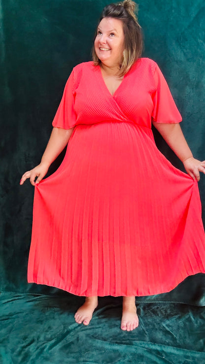 Avec cette robe longue grande taille plissée unie corail foncée, soyez prête à briller avec élégance et confort lors de toutes vos occasions spéciales. Idéale pour afficher votre style glamour et professionnel avec une pièce vibrante et sophistiquée.