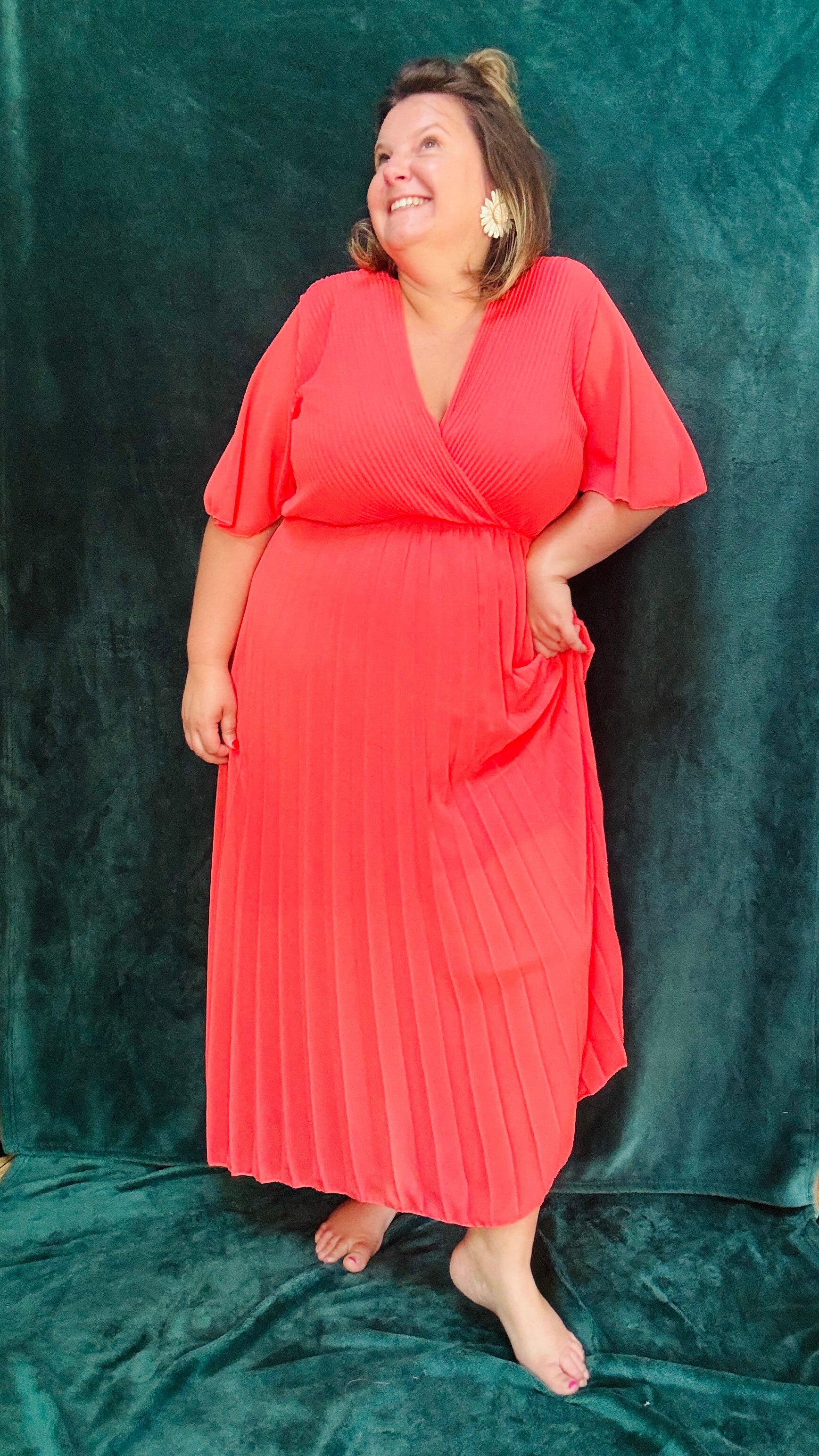 Avec cette robe longue grande taille plissée unie corail foncée, soyez prête à briller avec élégance et confort lors de toutes vos occasions spéciales. Idéale pour afficher votre style glamour et professionnel avec une pièce vibrante et sophistiquée.