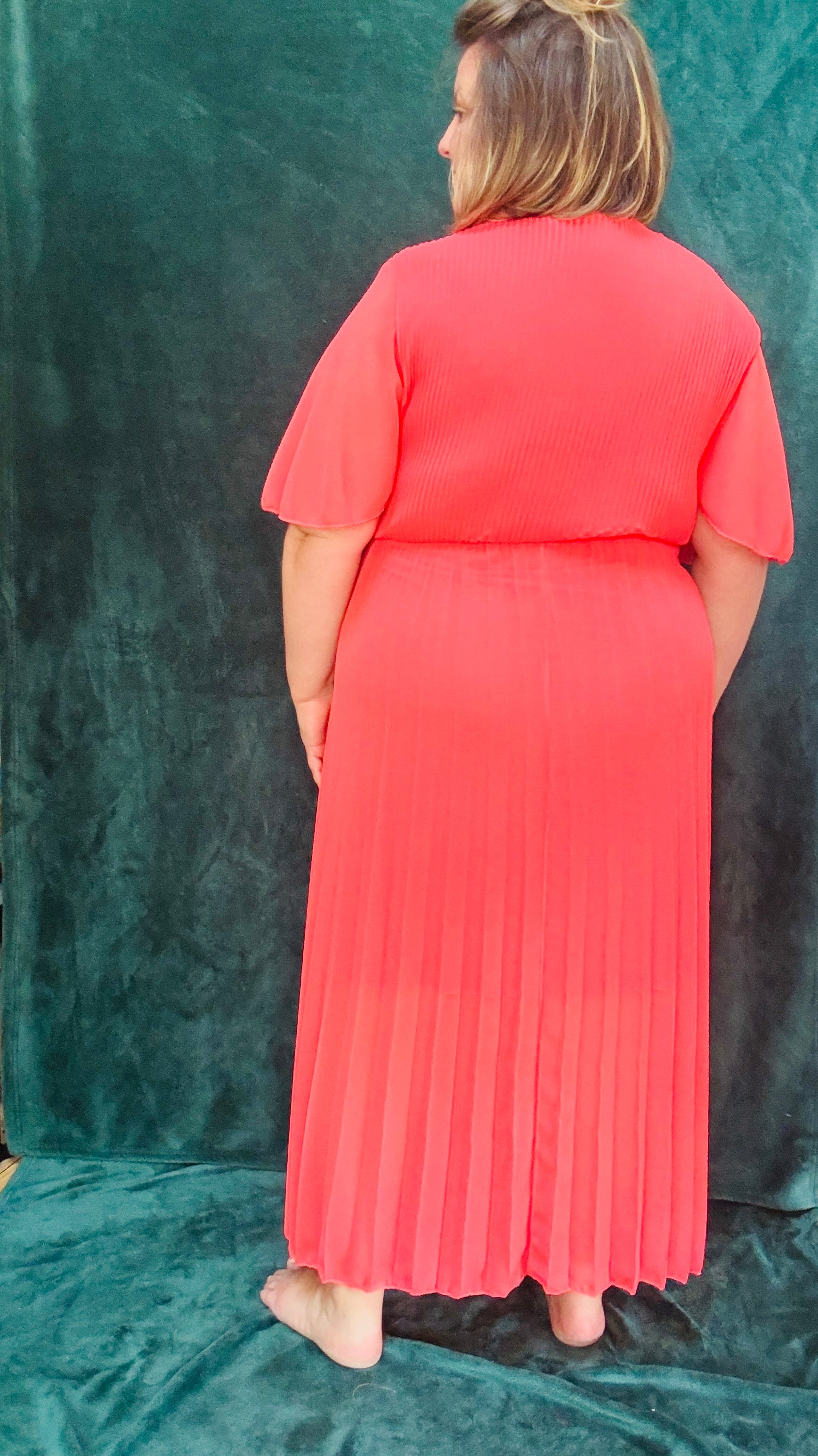 Avec cette robe longue grande taille plissée unie corail foncée, soyez prête à briller avec élégance et confort lors de toutes vos occasions spéciales. Idéale pour afficher votre style glamour et professionnel avec une pièce vibrante et sophistiquée.