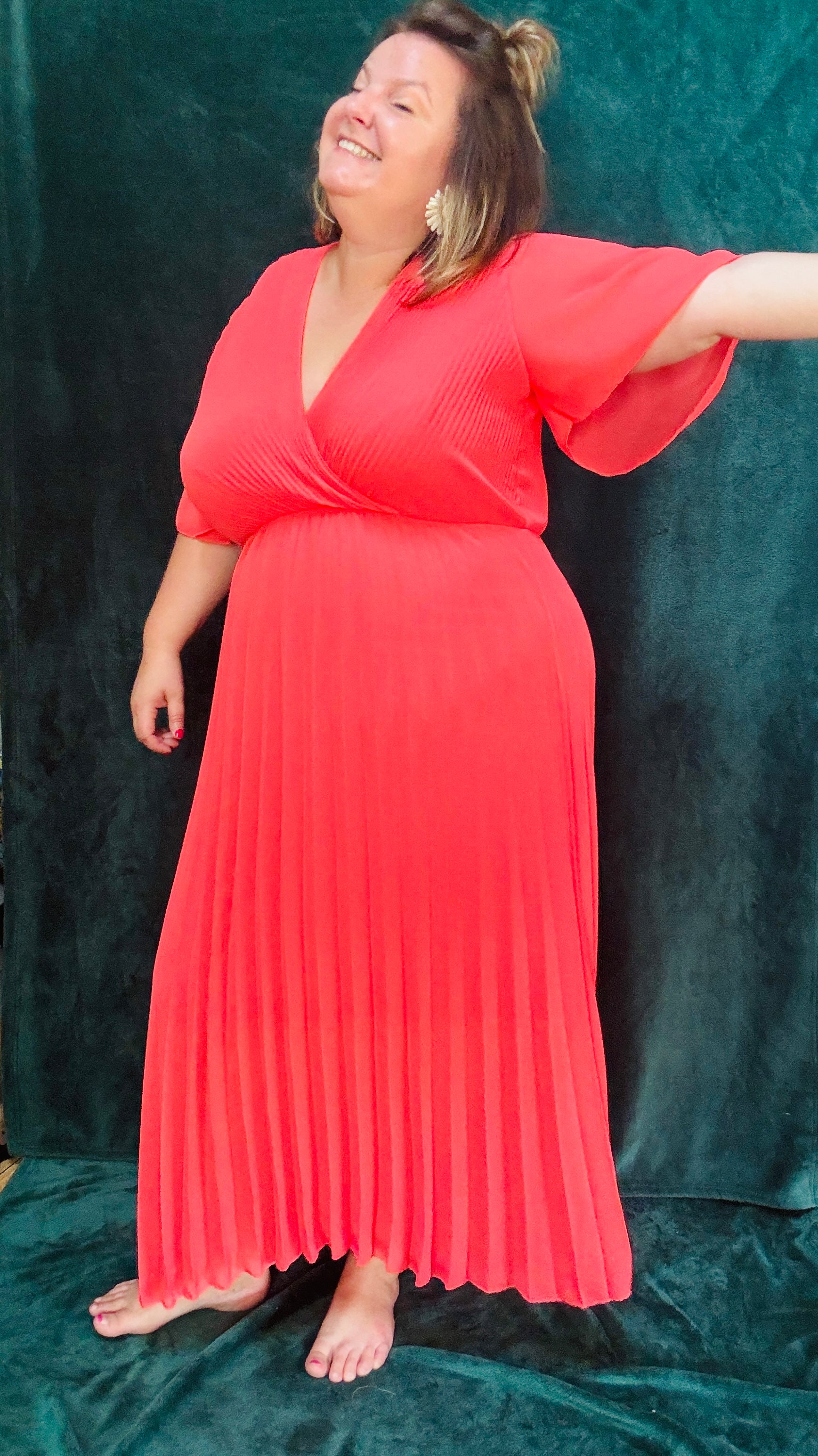 Avec cette robe longue grande taille plissée unie corail foncée, soyez prête à briller avec élégance et confort lors de toutes vos occasions spéciales. Idéale pour afficher votre style glamour et professionnel avec une pièce vibrante et sophistiquée.