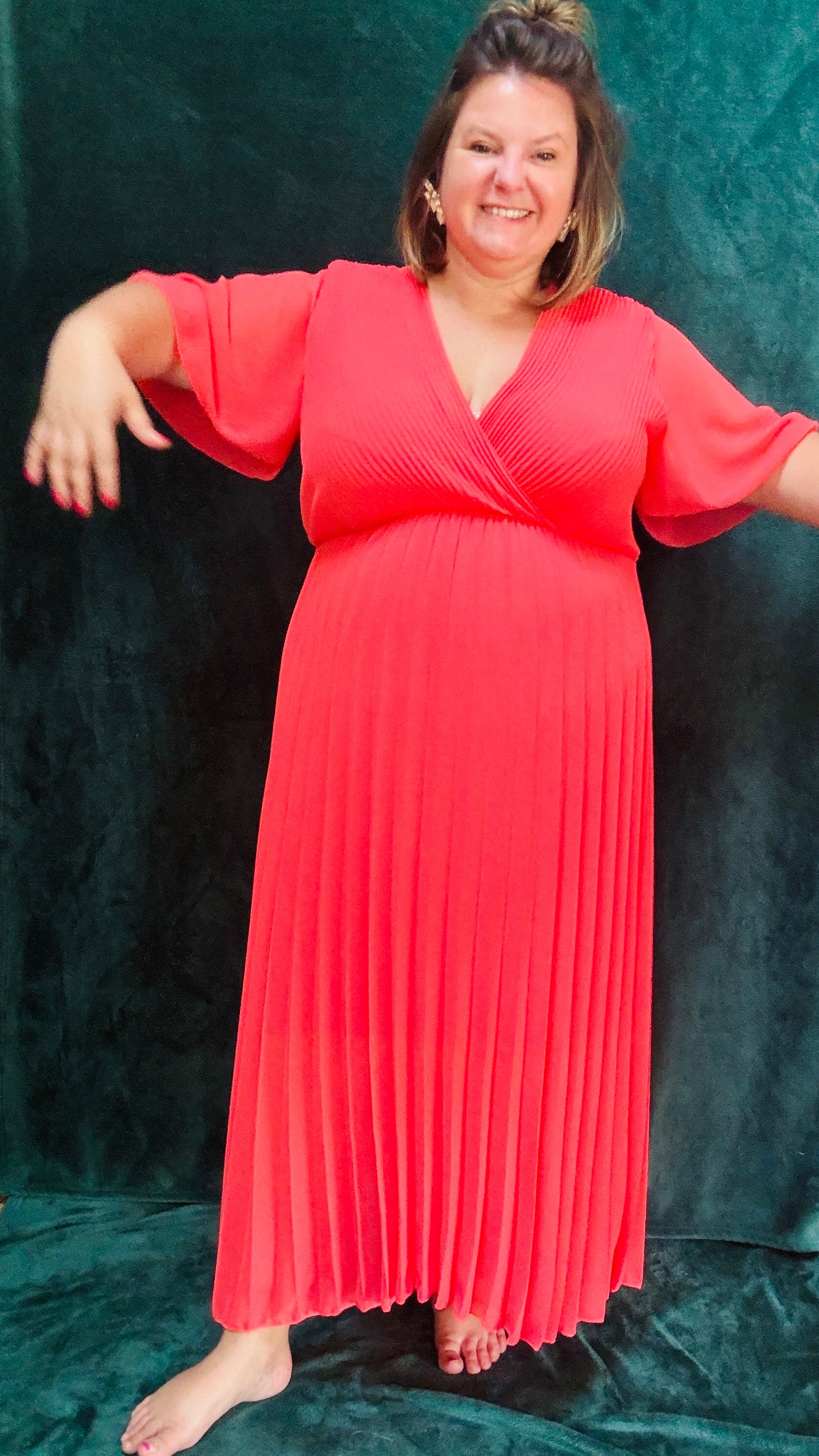 Avec cette robe longue grande taille plissée unie corail foncée, soyez prête à briller avec élégance et confort lors de toutes vos occasions spéciales. Idéale pour afficher votre style glamour et professionnel avec une pièce vibrante et sophistiquée.