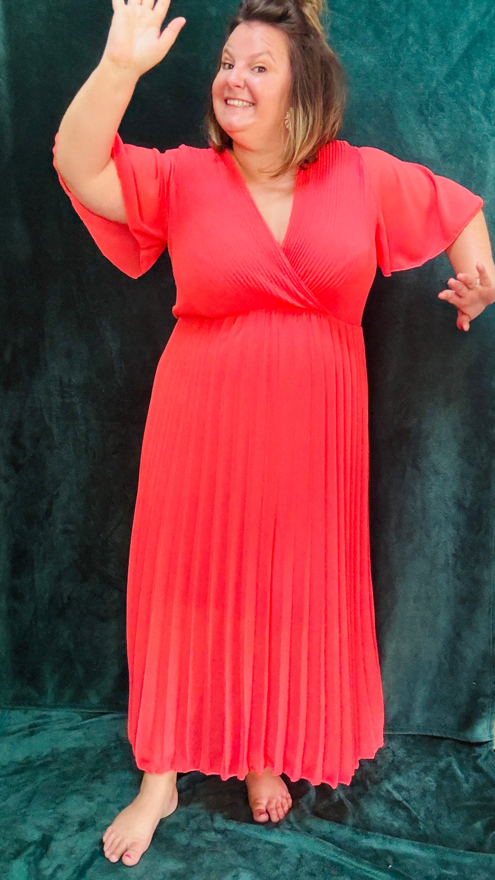 Avec cette robe longue grande taille plissée unie corail foncée, soyez prête à briller avec élégance et confort lors de toutes vos occasions spéciales. Idéale pour afficher votre style glamour et professionnel avec une pièce vibrante et sophistiquée.