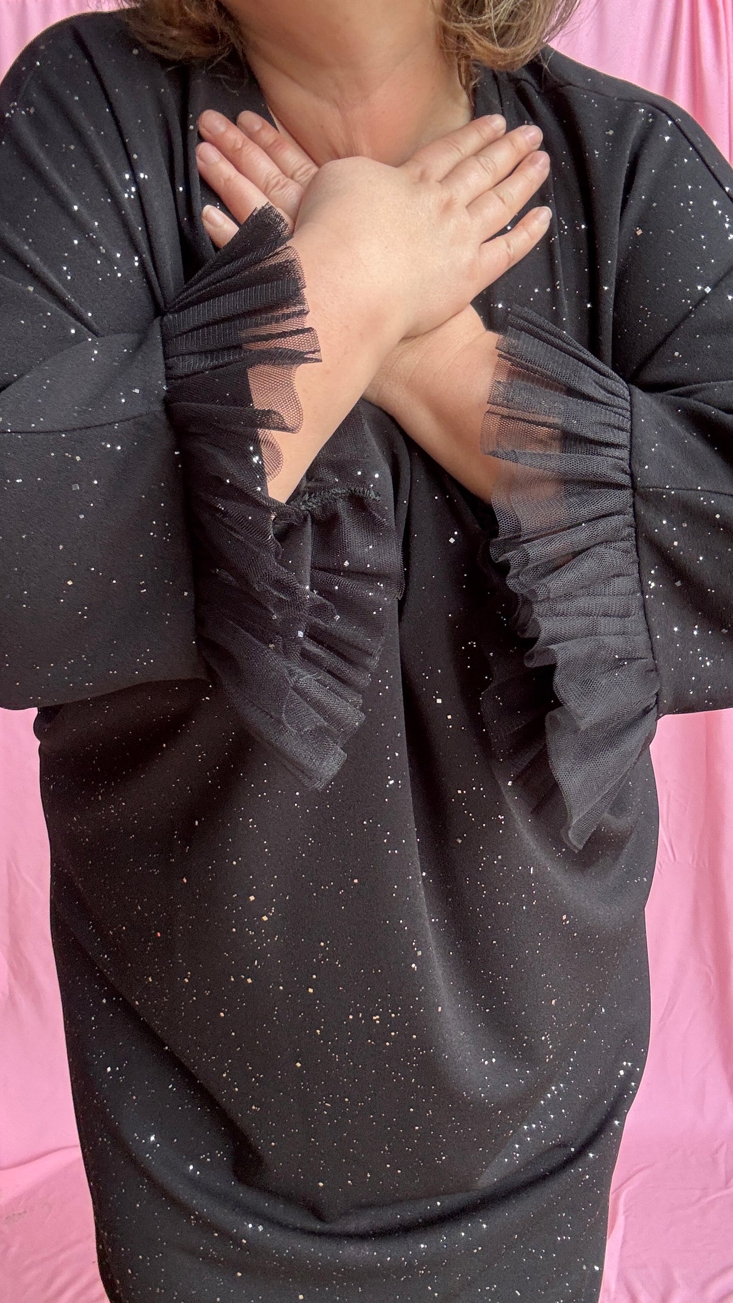 Une robe grande taille droite noir et paillettes manches évasées en froufrous pour un look arty glamour