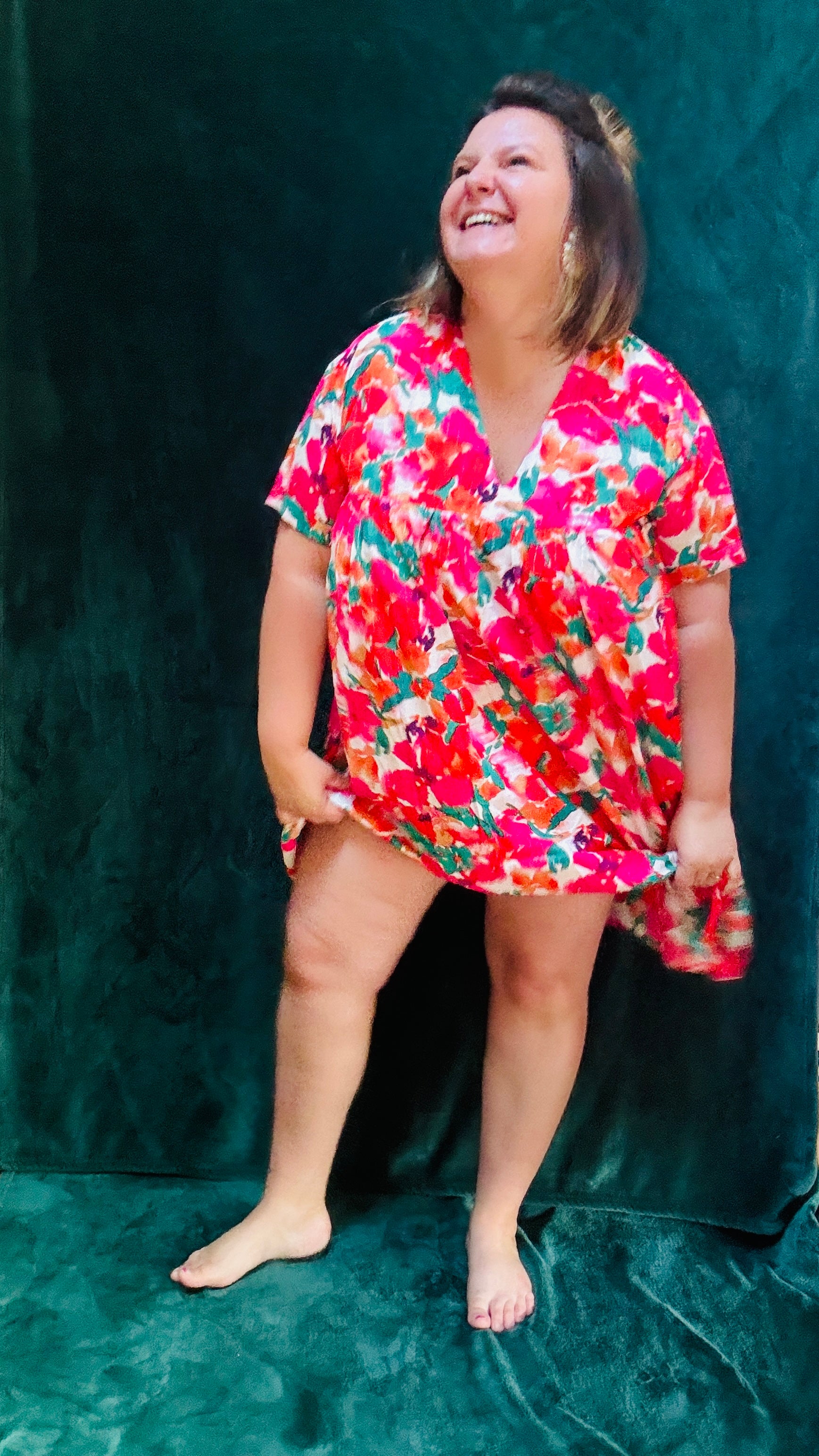 Avec cette robe courte grande taille à motifs fleuris colorés, soyez prête à afficher un style audacieux et confortable en toute occasion. Parfait pour les femmes qui aiment allier élégance et praticité dans leur garde-robe estivale.
