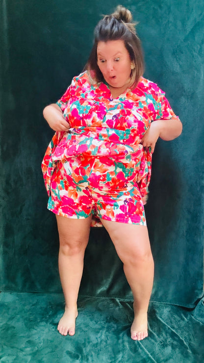 Avec cette robe courte grande taille à motifs fleuris colorés, soyez prête à afficher un style audacieux et confortable en toute occasion. Parfait pour les femmes qui aiment allier élégance et praticité dans leur garde-robe estivale.