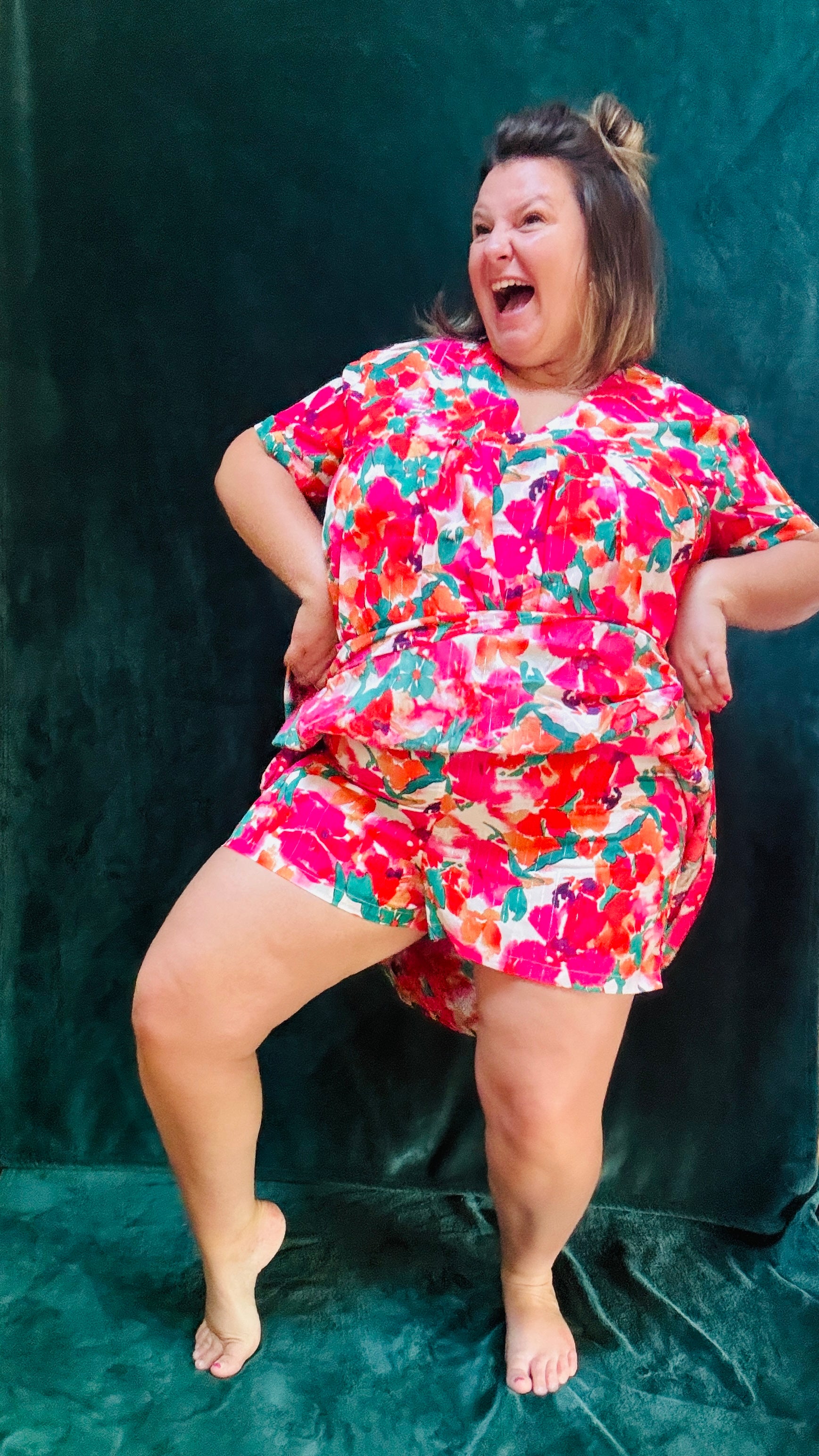 Avec cette robe short grande taille à motifs fleuris colorés, soyez prête à afficher un style audacieux et confortable en toute occasion. Parfaite pour les femmes qui aiment allier élégance et praticité dans leur garde-robe estivale.