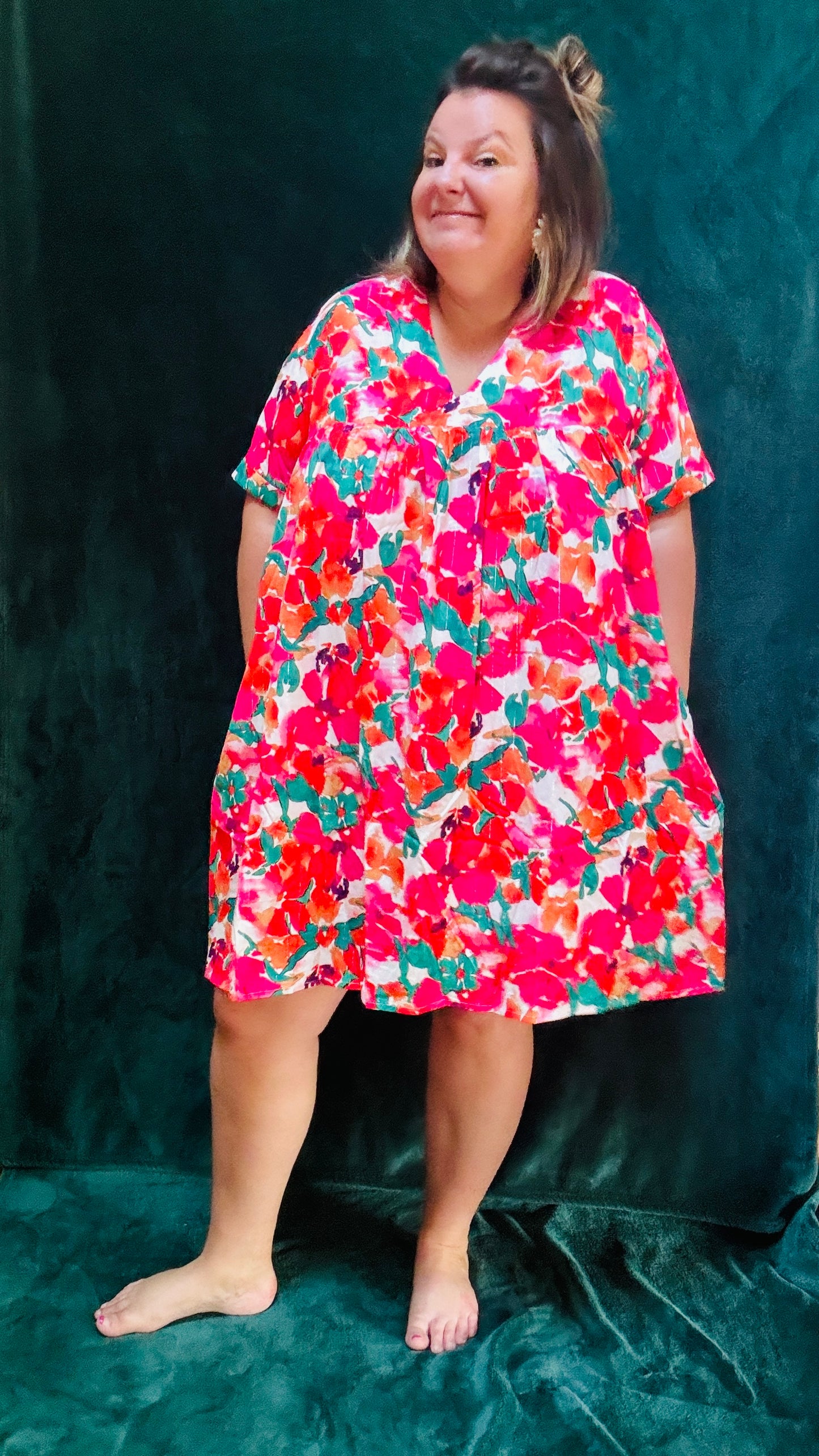 Avec cette robe courte grande taille à motifs fleuris colorés, soyez prête à afficher un style audacieux et confortable en toute occasion. Parfait pour les femmes qui aiment allier élégance et praticité dans leur garde-robe estivale.