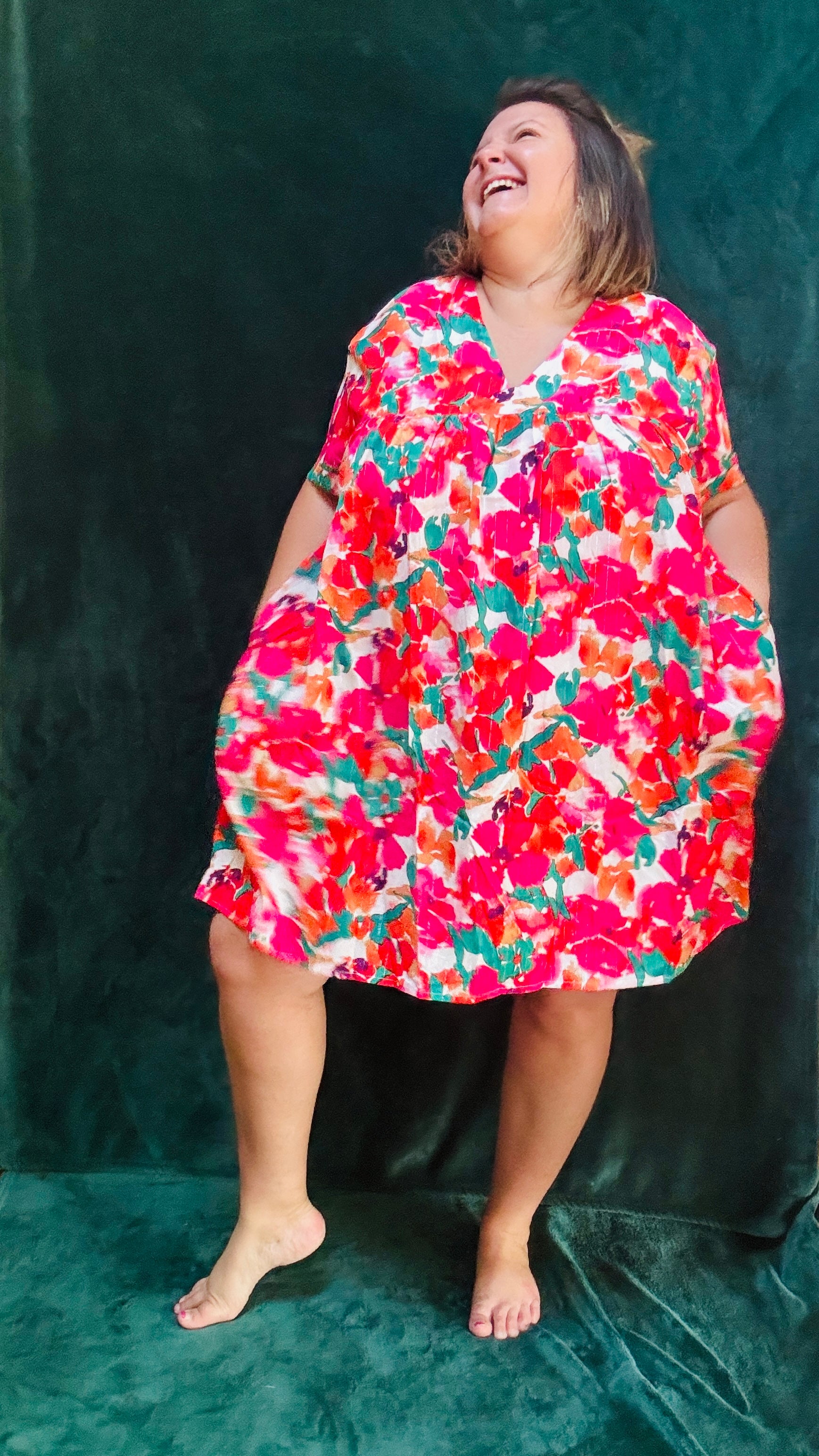 Avec cette robe courte grande taille à motifs fleuris colorés, soyez prête à afficher un style audacieux et confortable en toute occasion. Parfait pour les femmes qui aiment allier élégance et praticité dans leur garde-robe estivale.