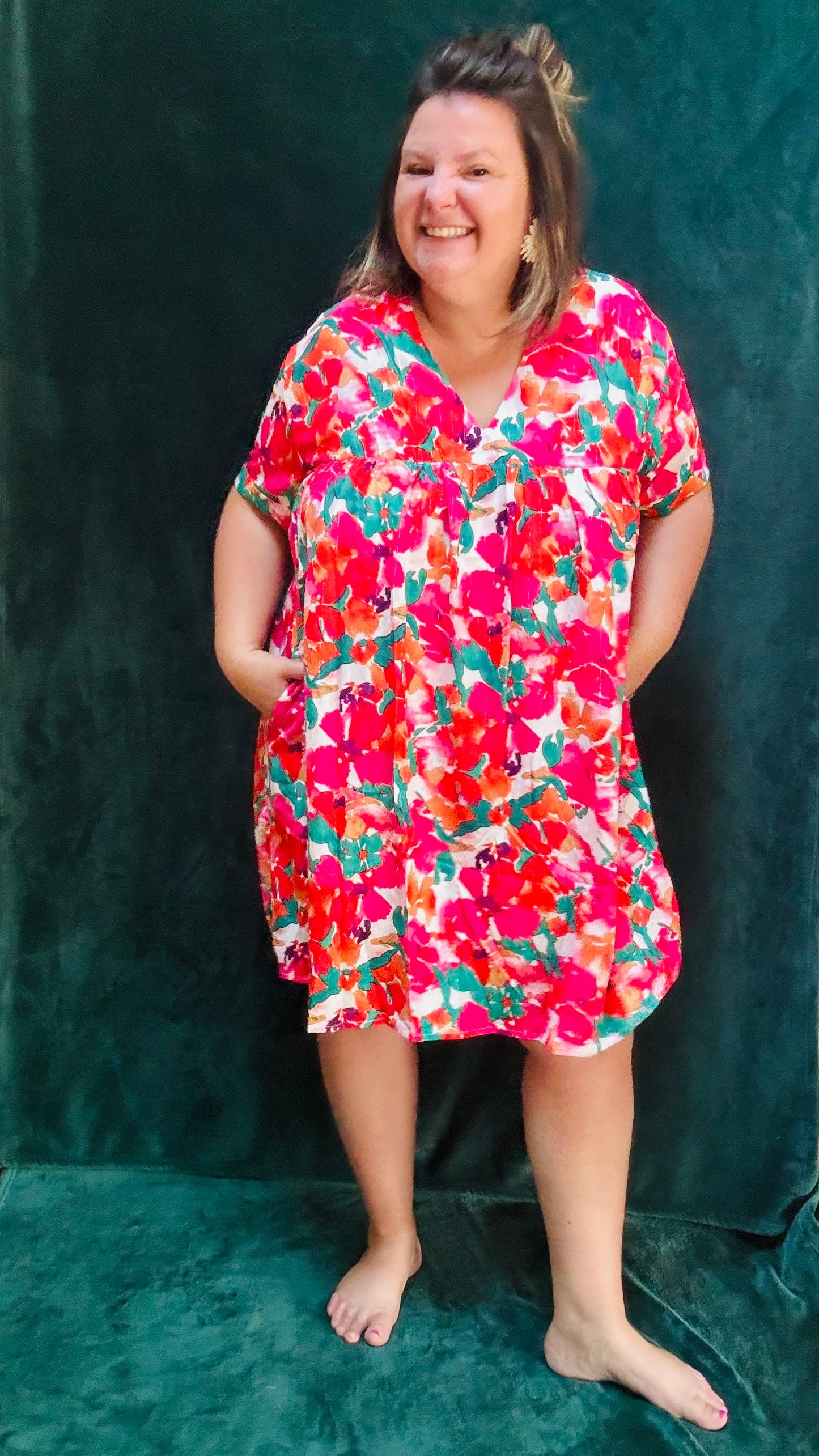 Avec cette robe courte grande taille à motifs fleuris colorés, soyez prête à afficher un style audacieux et confortable en toute occasion. Parfait pour les femmes qui aiment allier élégance et praticité dans leur garde-robe estivale.