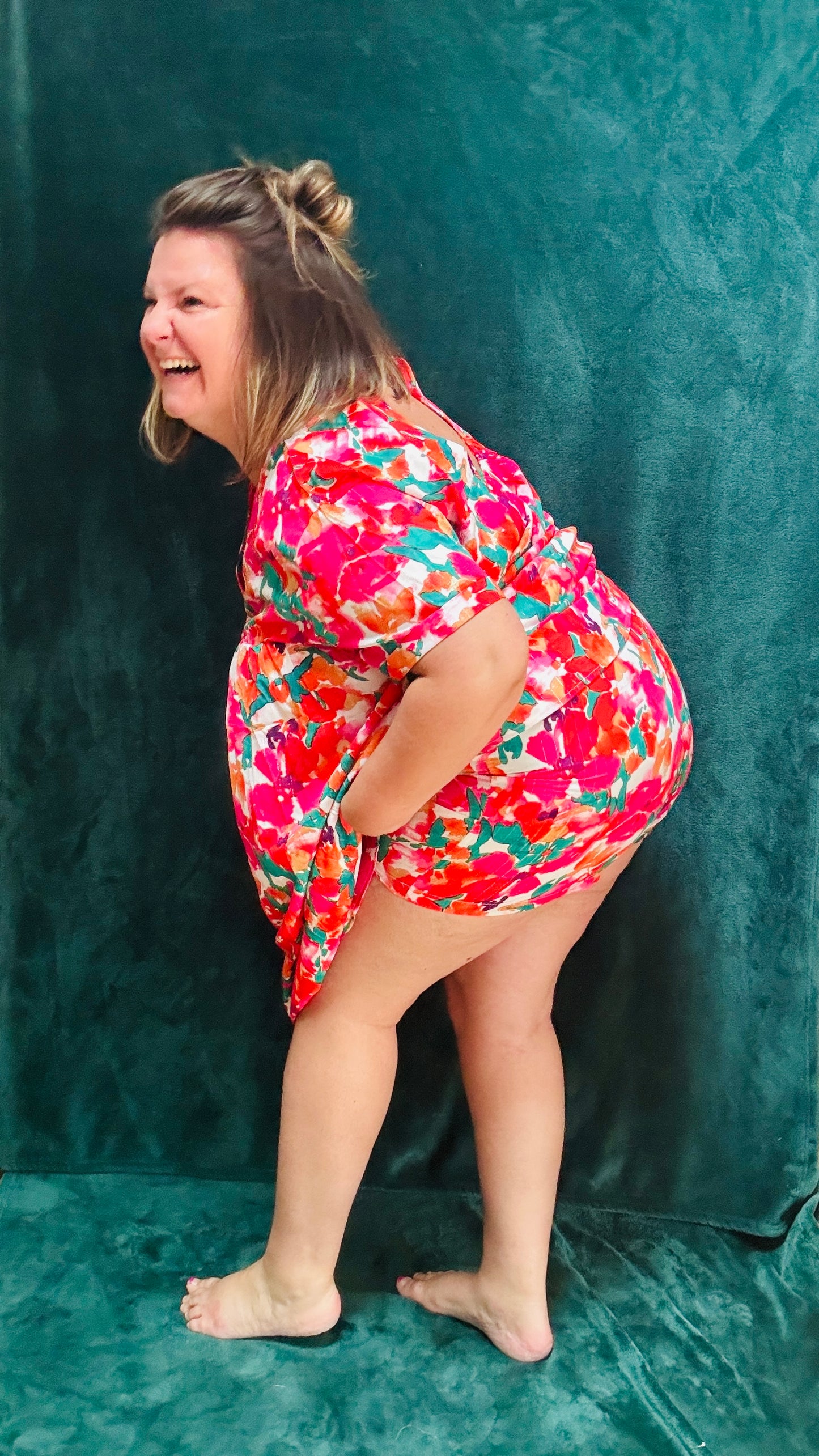 Avec cette robe courte grande taille à motifs fleuris colorés, soyez prête à afficher un style audacieux et confortable en toute occasion. Parfait pour les femmes qui aiment allier élégance et praticité dans leur garde-robe estivale.