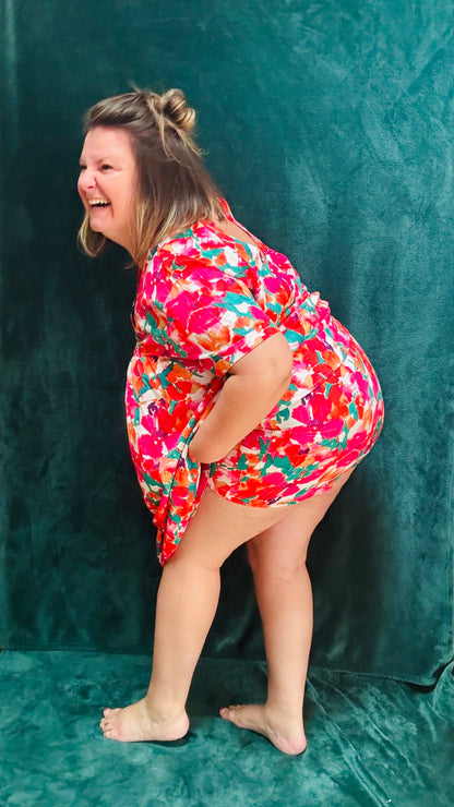 Avec cette robe courte grande taille à motifs fleuris colorés, soyez prête à afficher un style audacieux et confortable en toute occasion. Parfait pour les femmes qui aiment allier élégance et praticité dans leur garde-robe estivale.