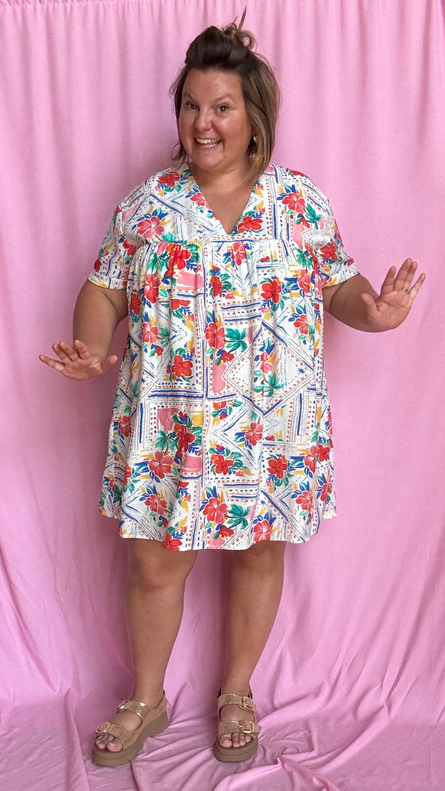 Une pièce ingénieuse et ultra stylée : cette robe-short grande taille aux motifs fleuris rouge vert bleu et jaune associe le confort d’un short à la féminité d’une robe courte droite