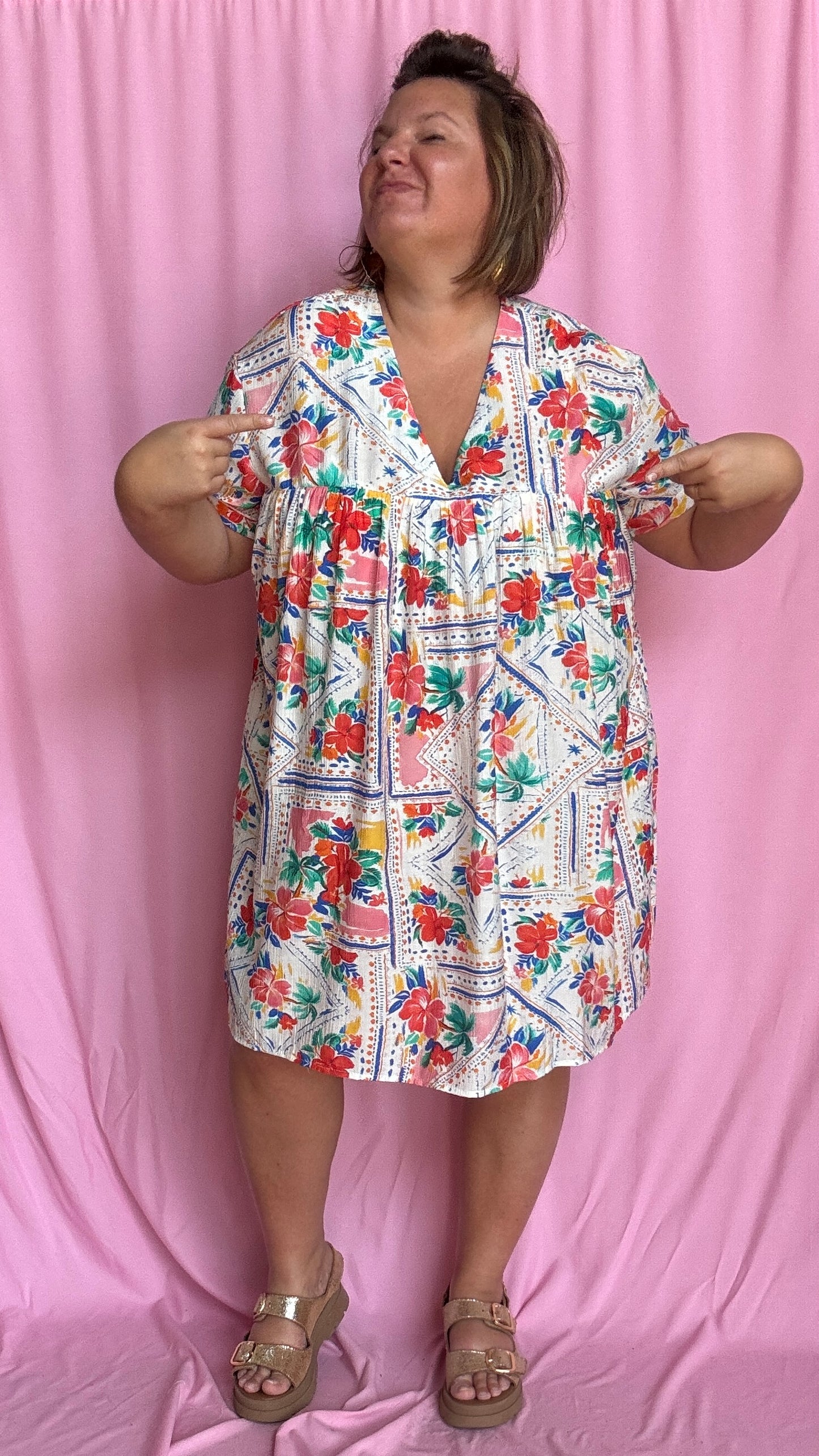 Une pièce ingénieuse et ultra stylée : cette robe-short grande taille aux motifs fleuris rouge vert bleu et jaune associe le confort d’un short à la féminité d’une robe courte droite