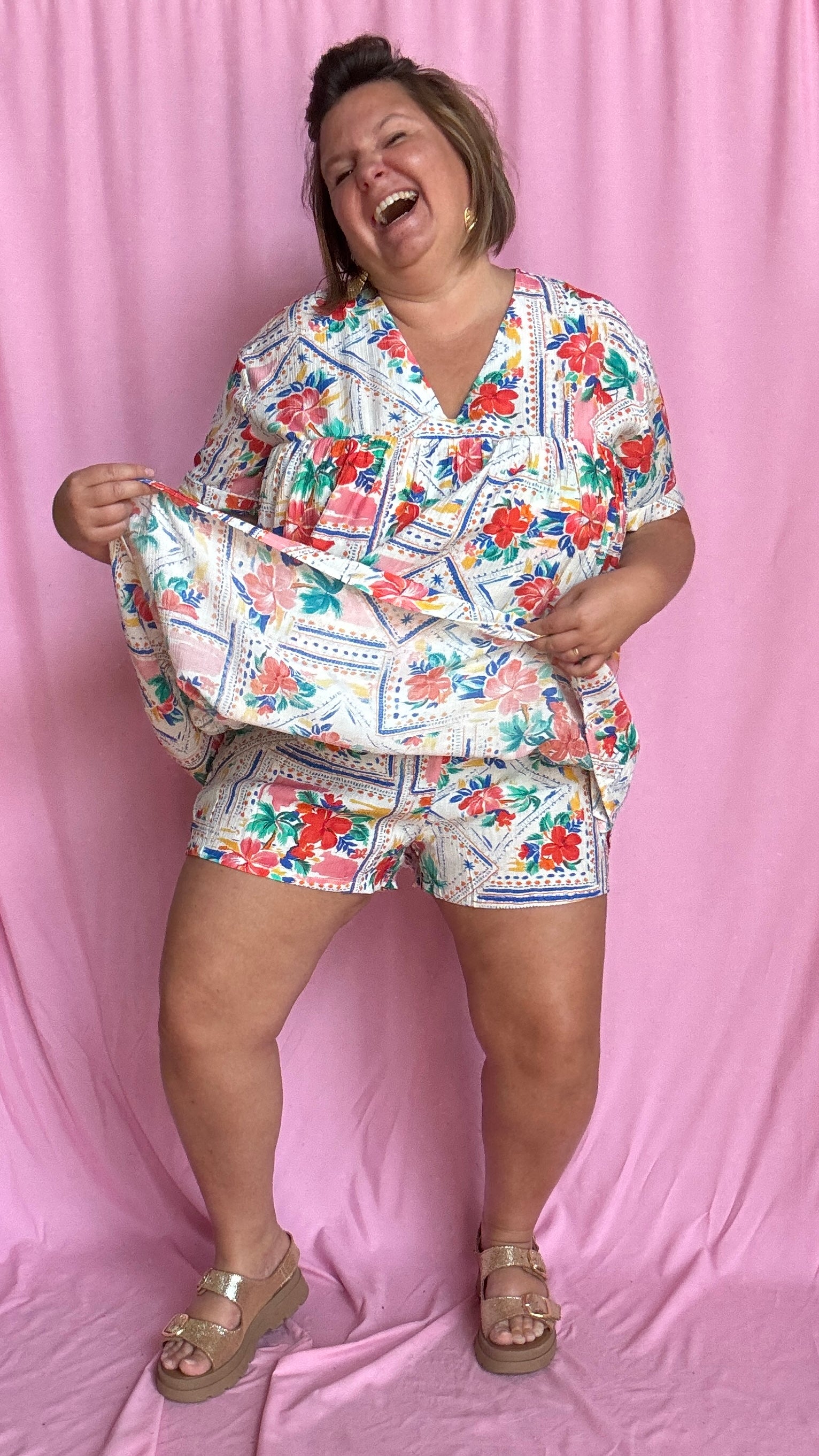 Une pièce ingénieuse et ultra stylée : cette robe-short grande taille aux motifs fleuris rouge vert bleu et jaune associe le confort d’un short à la féminité d’une robe courte droite