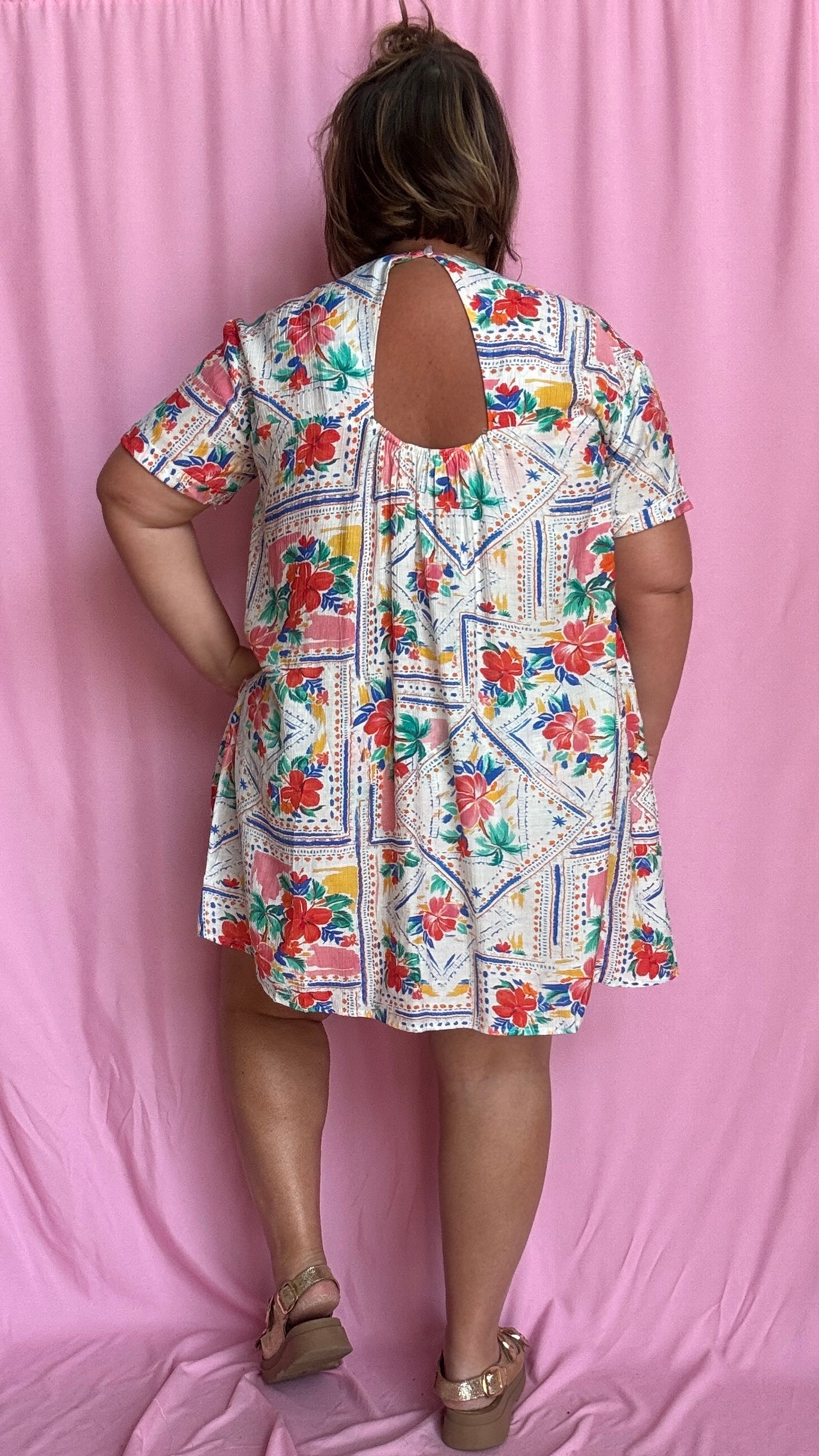 Une pièce ingénieuse et ultra stylée : cette robe-short grande taille aux motifs fleuris rouge vert bleu et jaune associe le confort d’un short à la féminité d’une robe courte droite