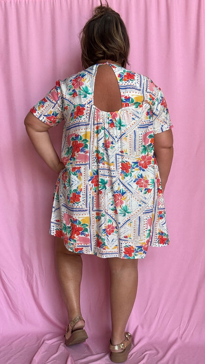 Une pièce ingénieuse et ultra stylée : cette robe-short grande taille aux motifs fleuris rouge vert bleu et jaune associe le confort d’un short à la féminité d’une robe courte droite