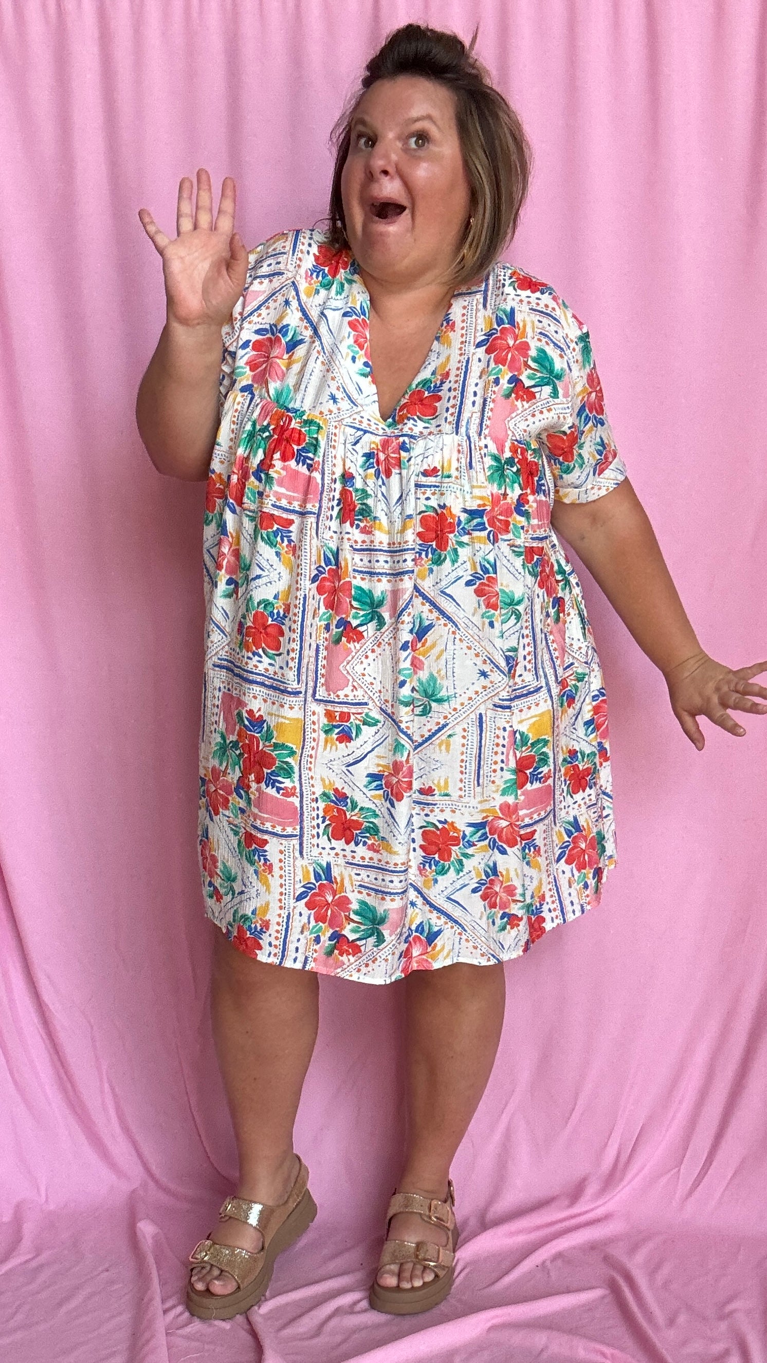 Une pièce ingénieuse et ultra stylée : cette robe-short grande taille aux motifs fleuris rouge vert bleu et jaune associe le confort d’un short à la féminité d’une robe courte droite