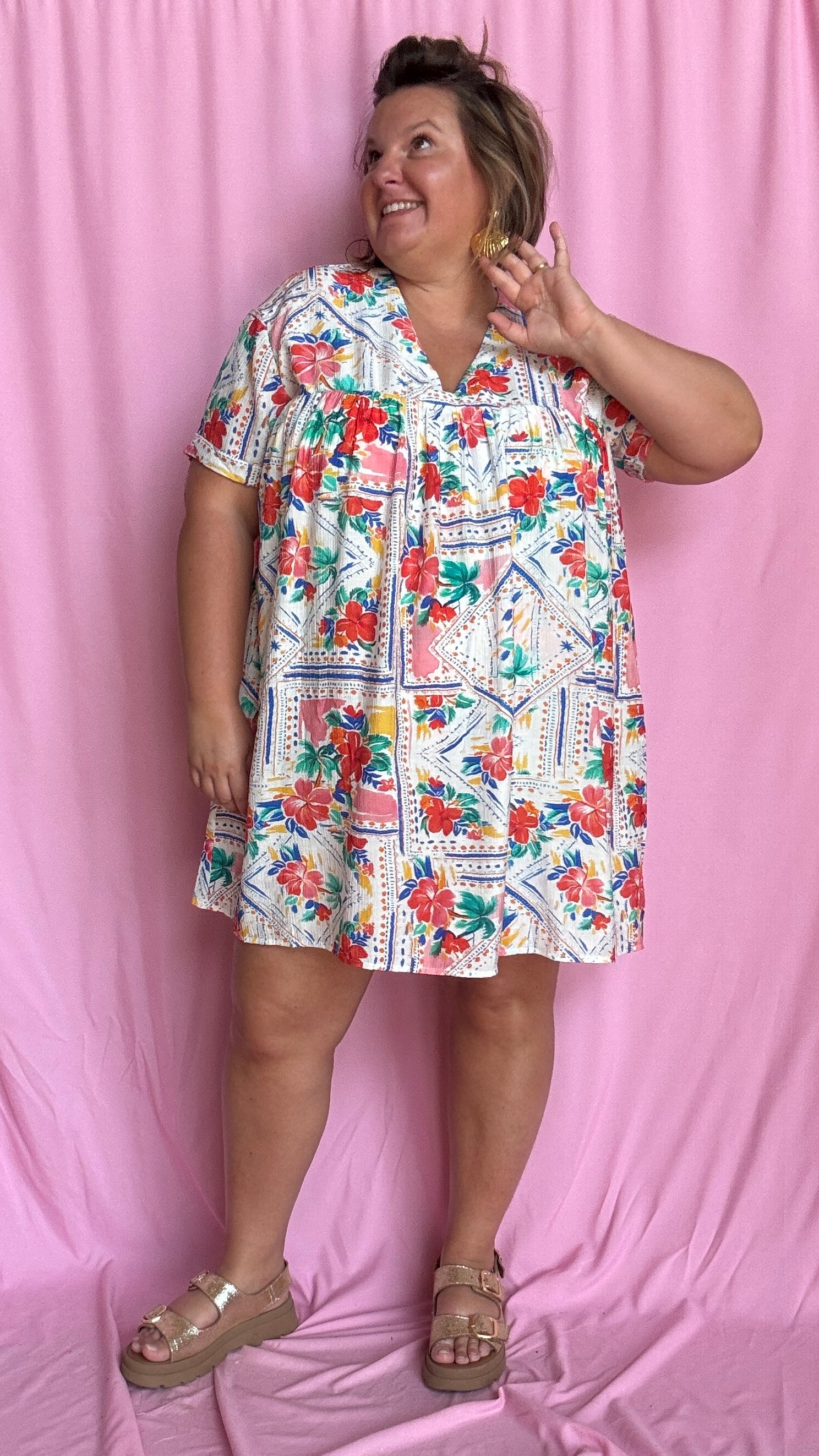 Une pièce ingénieuse et ultra stylée : cette robe-short grande taille aux motifs fleuris rouge vert bleu et jaune associe le confort d’un short à la féminité d’une robe courte droite