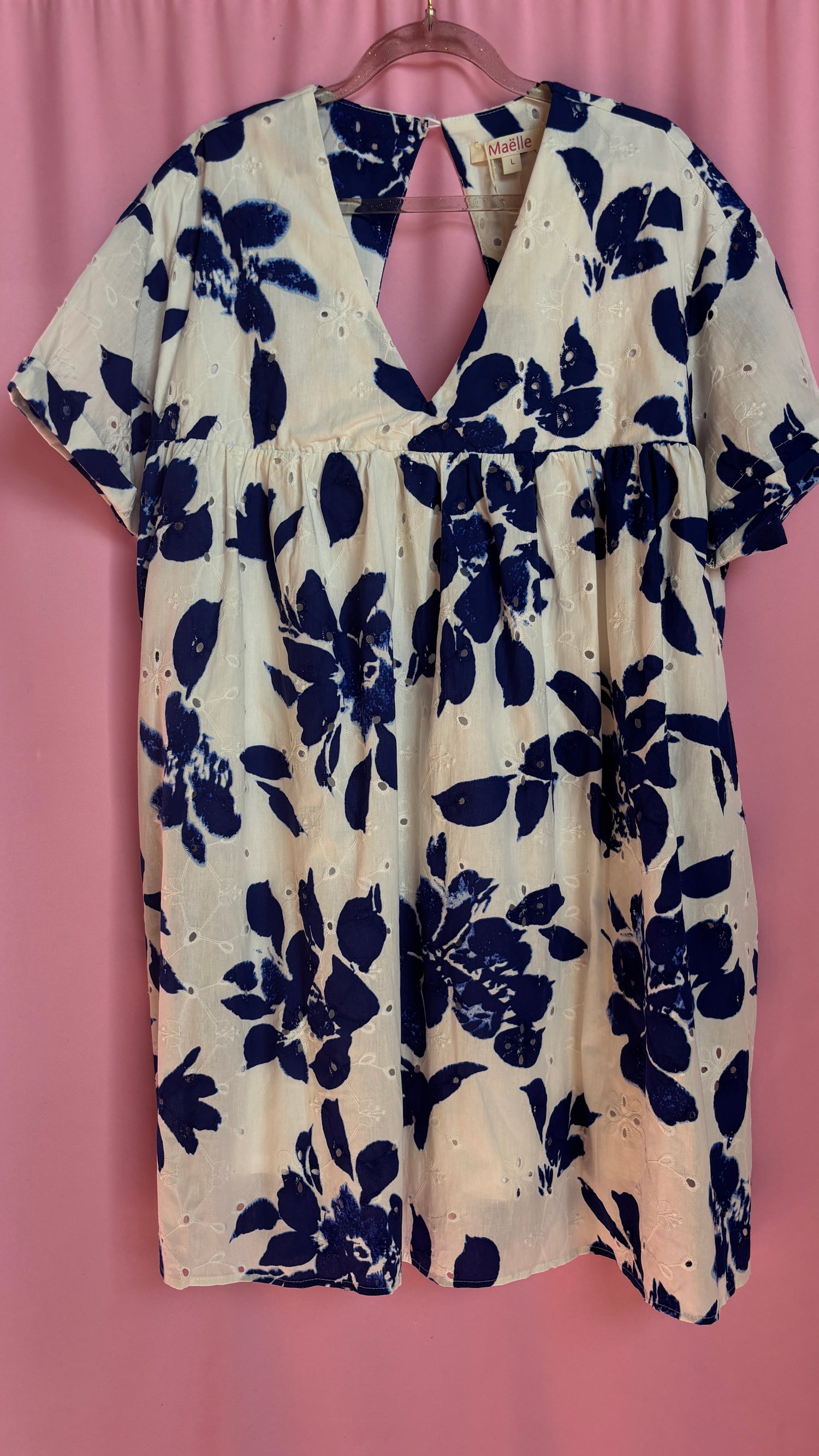 Une robe short grande taille blanche avec broderie feuille bleu marine aussi jolie que pratique