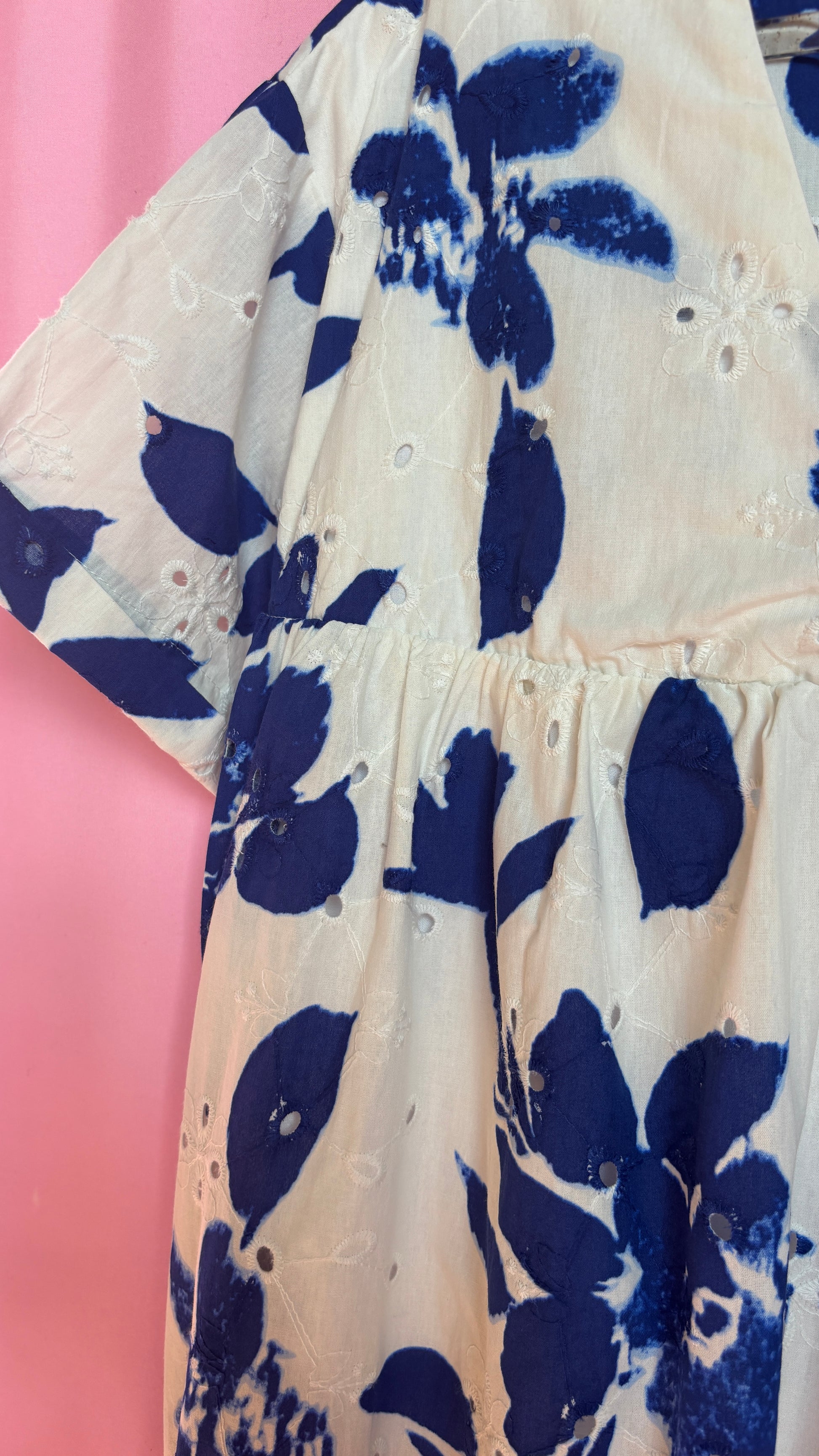 Une robe short grande taille blanche avec broderie feuille bleu marine aussi jolie que pratique