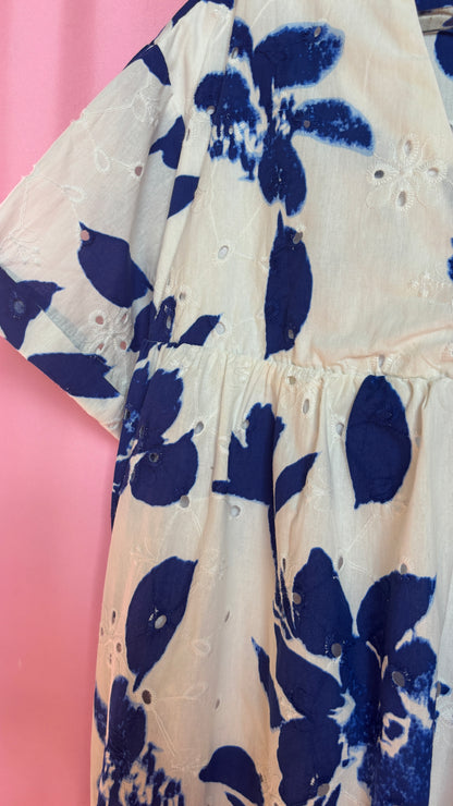 Une robe short grande taille blanche avec broderie feuille bleu marine aussi jolie que pratique