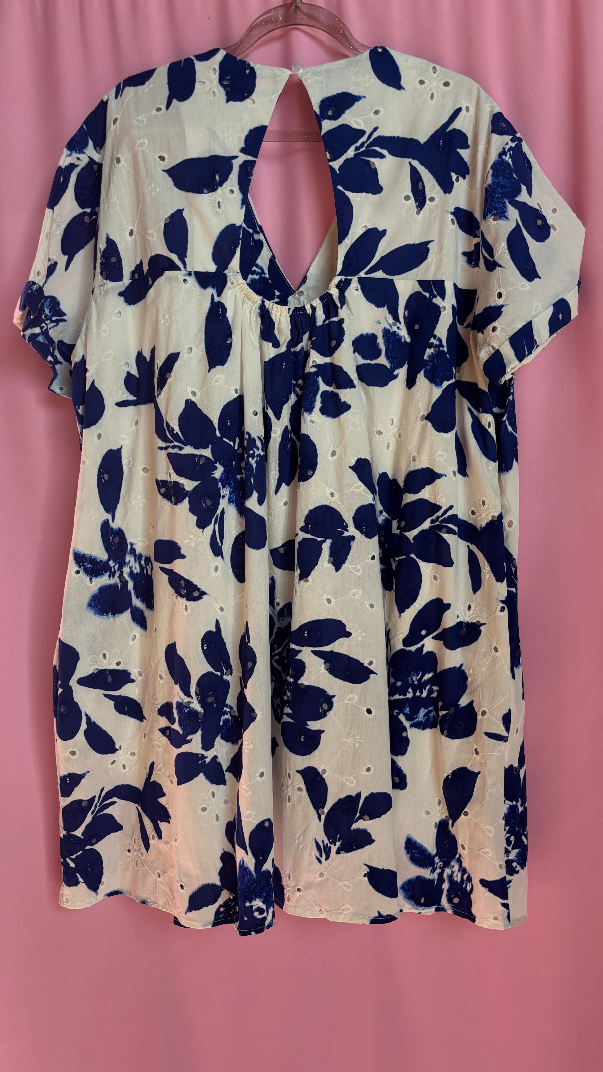 Une robe short grande taille blanche avec broderie feuille bleu marine aussi jolie que pratique