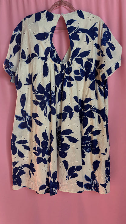 Une robe short grande taille blanche avec broderie feuille bleu marine aussi jolie que pratique