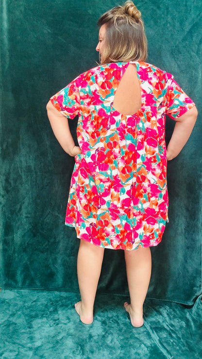 Avec cette robe courte grande taille à motifs fleuris colorés, soyez prête à afficher un style audacieux et confortable en toute occasion. Parfait pour les femmes qui aiment allier élégance et praticité dans leur garde-robe estivale.