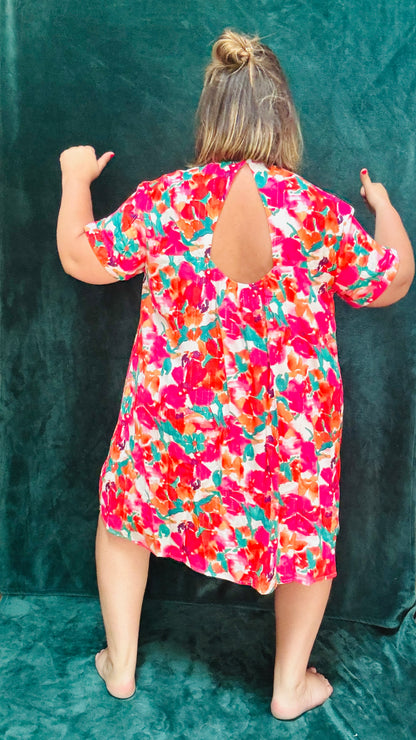 Avec cette robe courte grande taille à motifs fleuris colorés, soyez prête à afficher un style audacieux et confortable en toute occasion. Parfait pour les femmes qui aiment allier élégance et praticité dans leur garde-robe estivale.