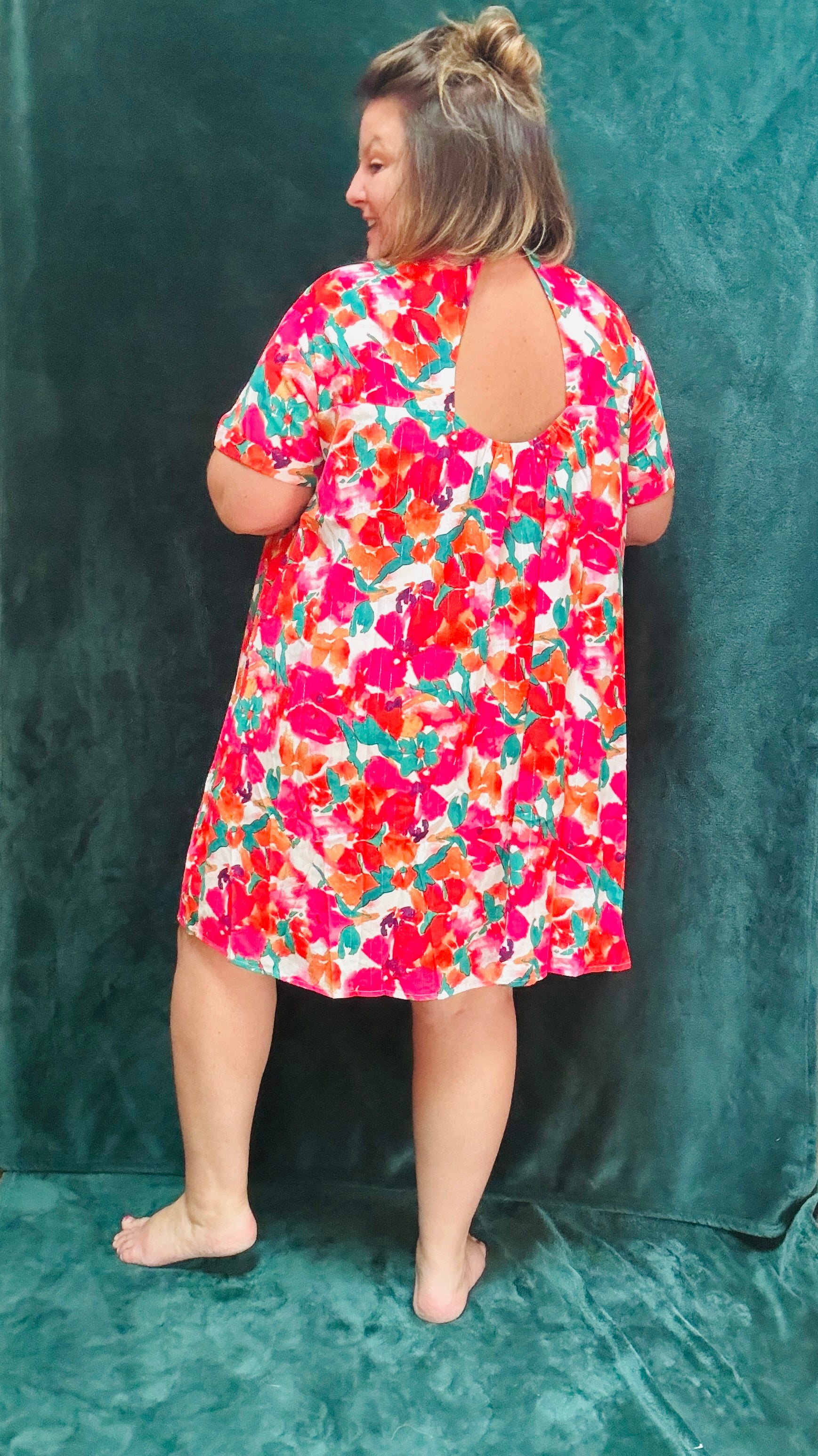 Avec cette robe courte grande taille à motifs fleuris colorés, soyez prête à afficher un style audacieux et confortable en toute occasion. Parfait pour les femmes qui aiment allier élégance et praticité dans leur garde-robe estivale.