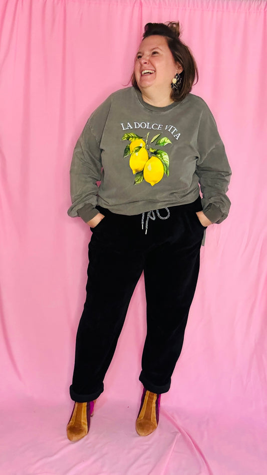 Avec ce sweat grande taille kaki foncé 
, une vraie dose de soleil et de style à porter toute l’année, pour mettre du pep’s dans vos journées !
