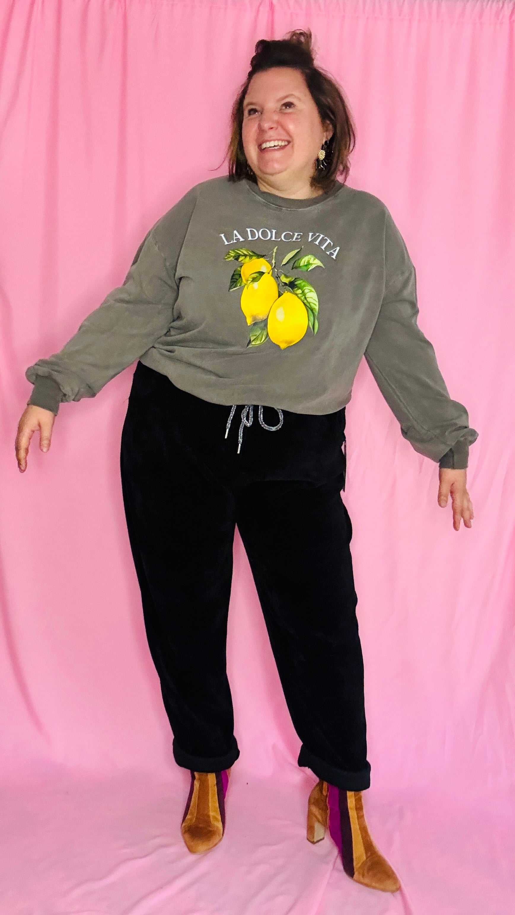 Avec ce sweat grande taille kaki foncé, une vraie dose de soleil et de style à porter toute l’année, pour mettre du pep’s dans vos journées !
