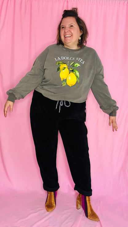 Avec ce sweat grande taille kaki foncé, une vraie dose de soleil et de style à porter toute l’année, pour mettre du pep’s dans vos journées !
