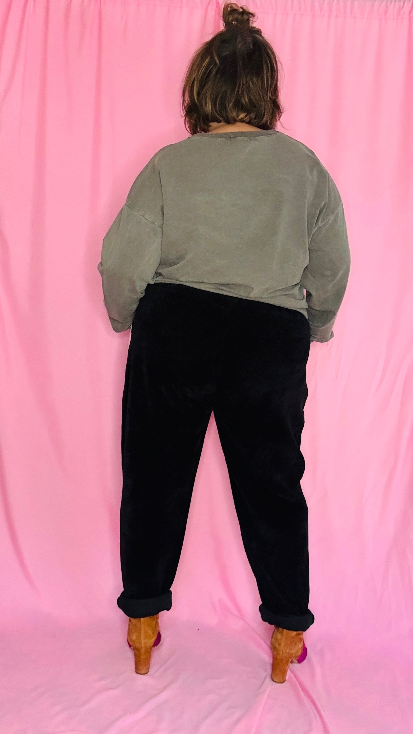 Avec ce sweat grande taille kaki foncé,  une vraie dose de soleil et de style à porter toute l’année, pour mettre du pep’s dans vos journées !
