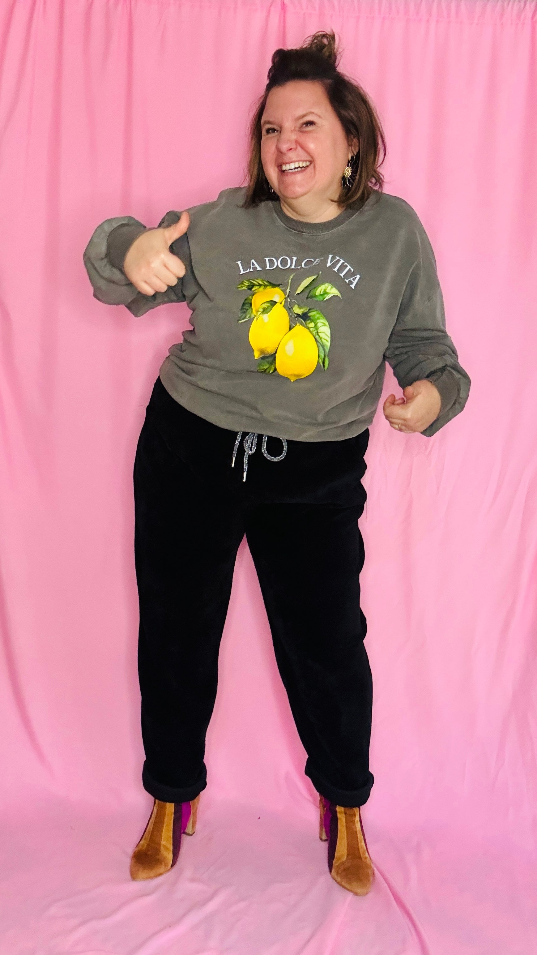 Avec ce sweat grande taille kaki foncé, une vraie dose de soleil et de style à porter toute l’année, pour mettre du pep’s dans vos journées !
