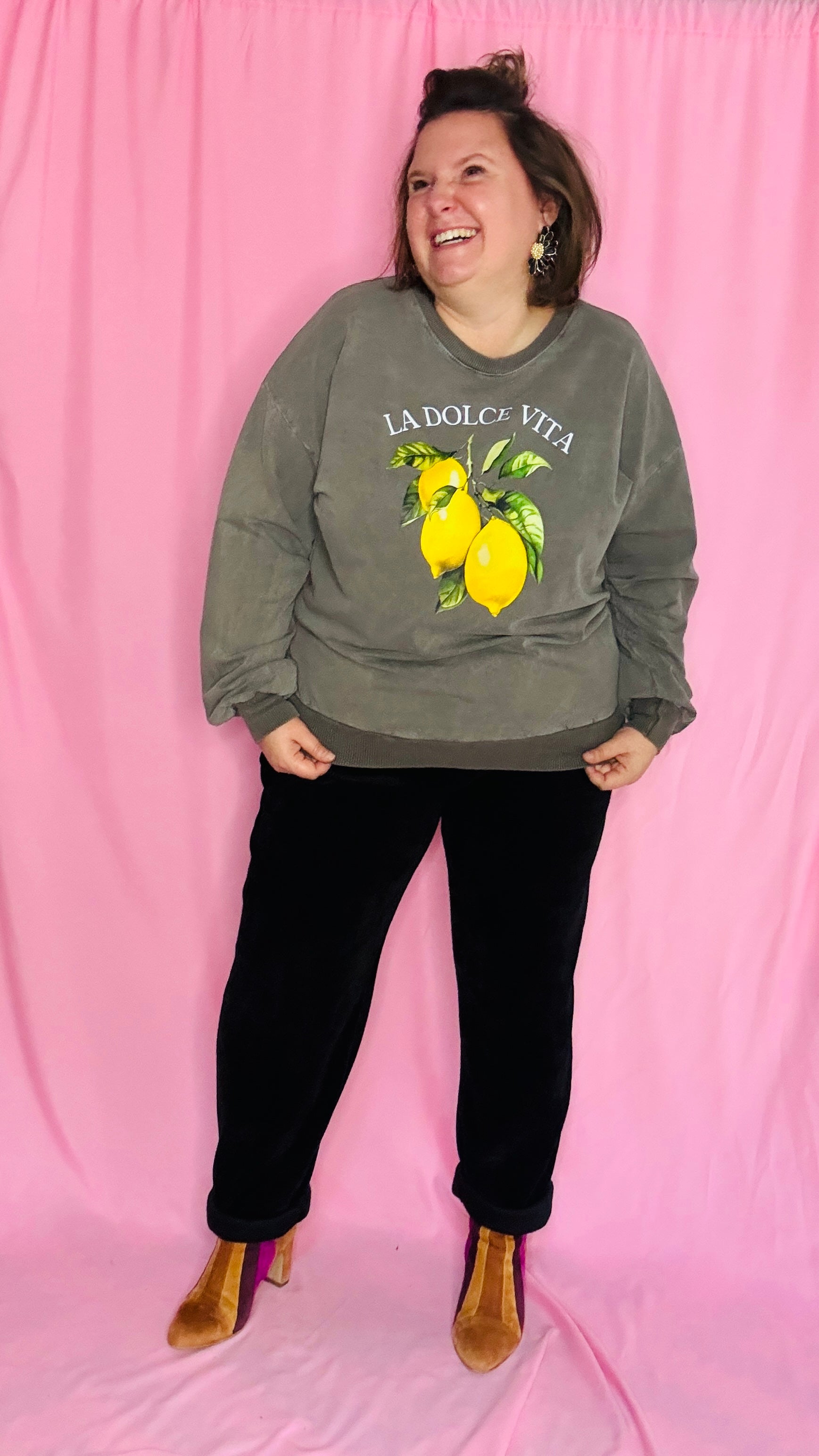 Avec ce sweat grande taille kaki foncé, une vraie dose de soleil et de style à porter toute l’année, pour mettre du pep’s dans vos journées !
