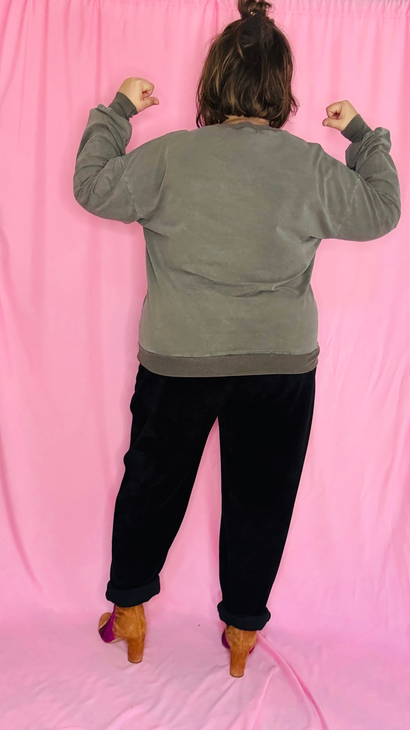 Avec ce sweat grande taille kaki foncé, une vraie dose de soleil et de style à porter toute l’année, pour mettre du pep’s dans vos journées !
