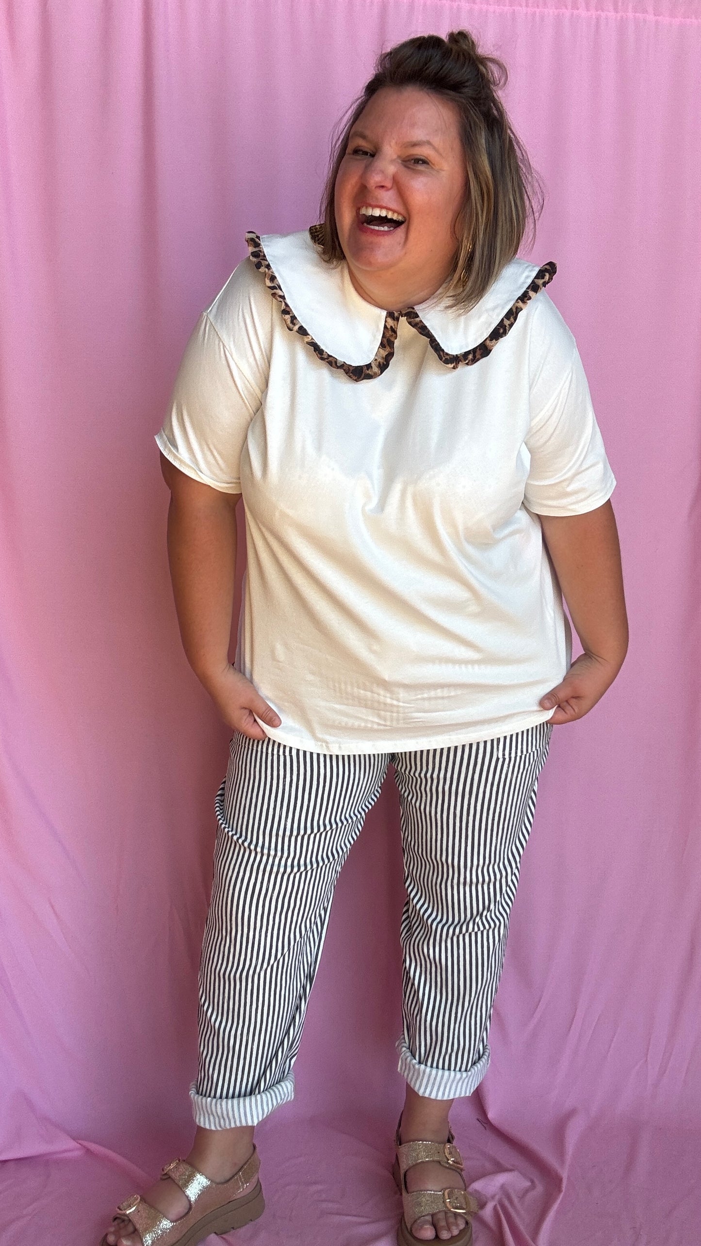  Ce tee-shirt grande taille blanc à col Claudine orné d’un joli détail léopard est la pièce parfaite pour twister n’importe quel look 