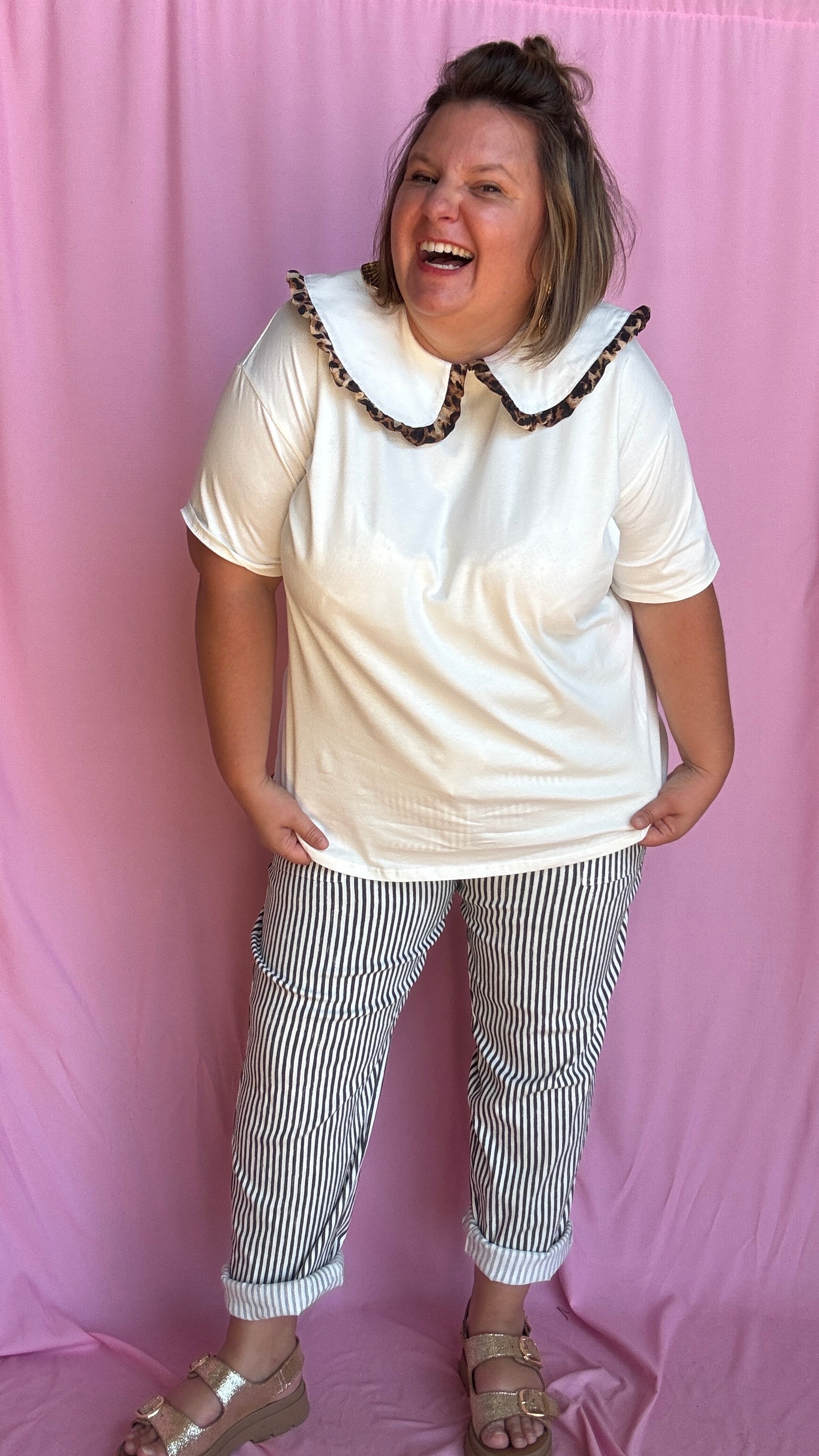  Ce tee-shirt grande taille blanc à col Claudine orné d’un joli détail léopard est la pièce parfaite pour twister n’importe quel look 