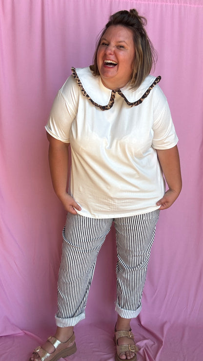  Ce tee-shirt grande taille blanc à col Claudine orné d’un joli détail léopard est la pièce parfaite pour twister n’importe quel look 
