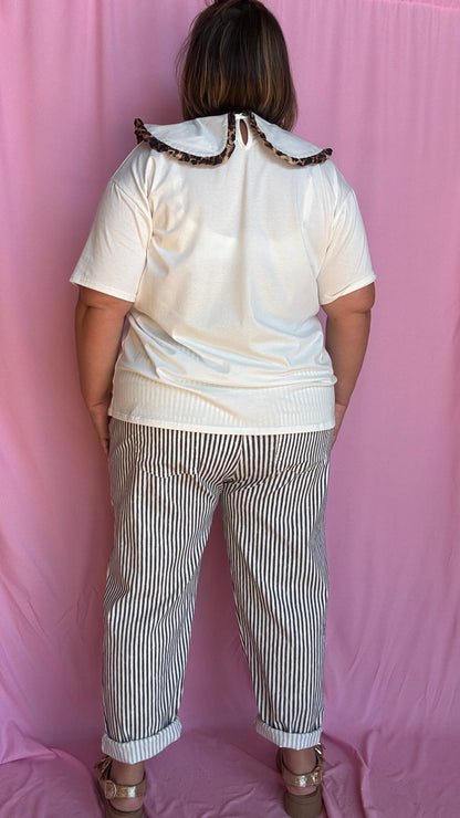  Ce tee-shirt grande taille blanc à col Claudine orné d’un joli détail léopard est la pièce parfaite pour twister n’importe quel look 