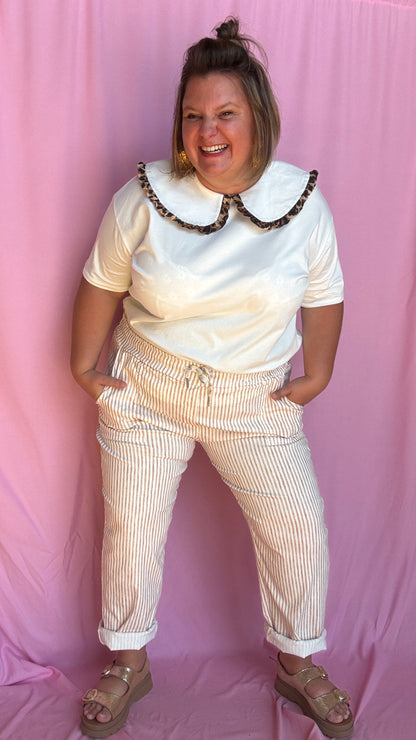  Ce tee-shirt grande taille blanc à col Claudine orné d’un joli détail léopard est la pièce parfaite pour twister n’importe quel look 